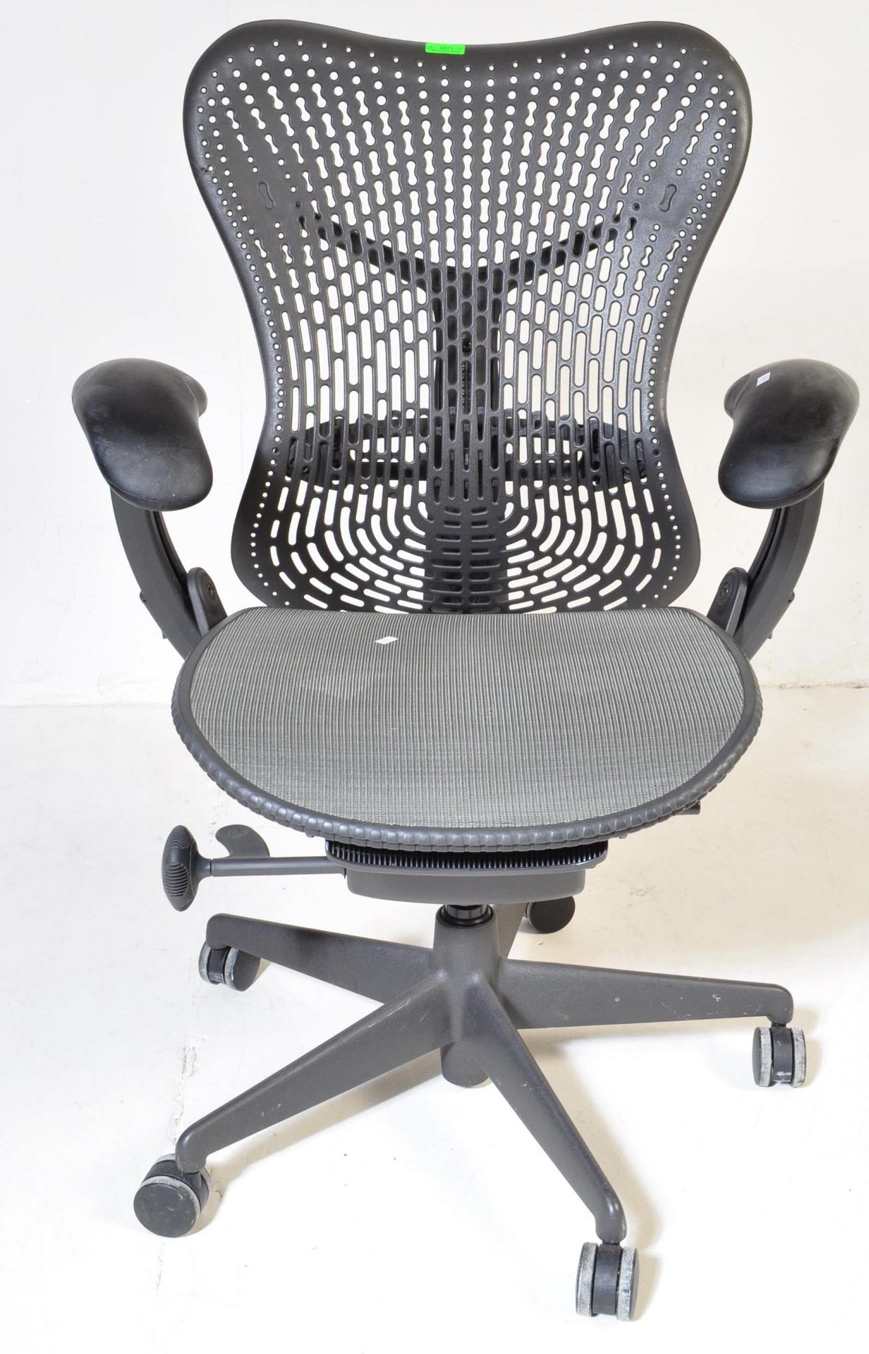 HERMAN MILLER - MIRRA 2 - SWIVEL OFFICE DESK CHAIR BY STUDIO 7.5 - Image 3 of 5