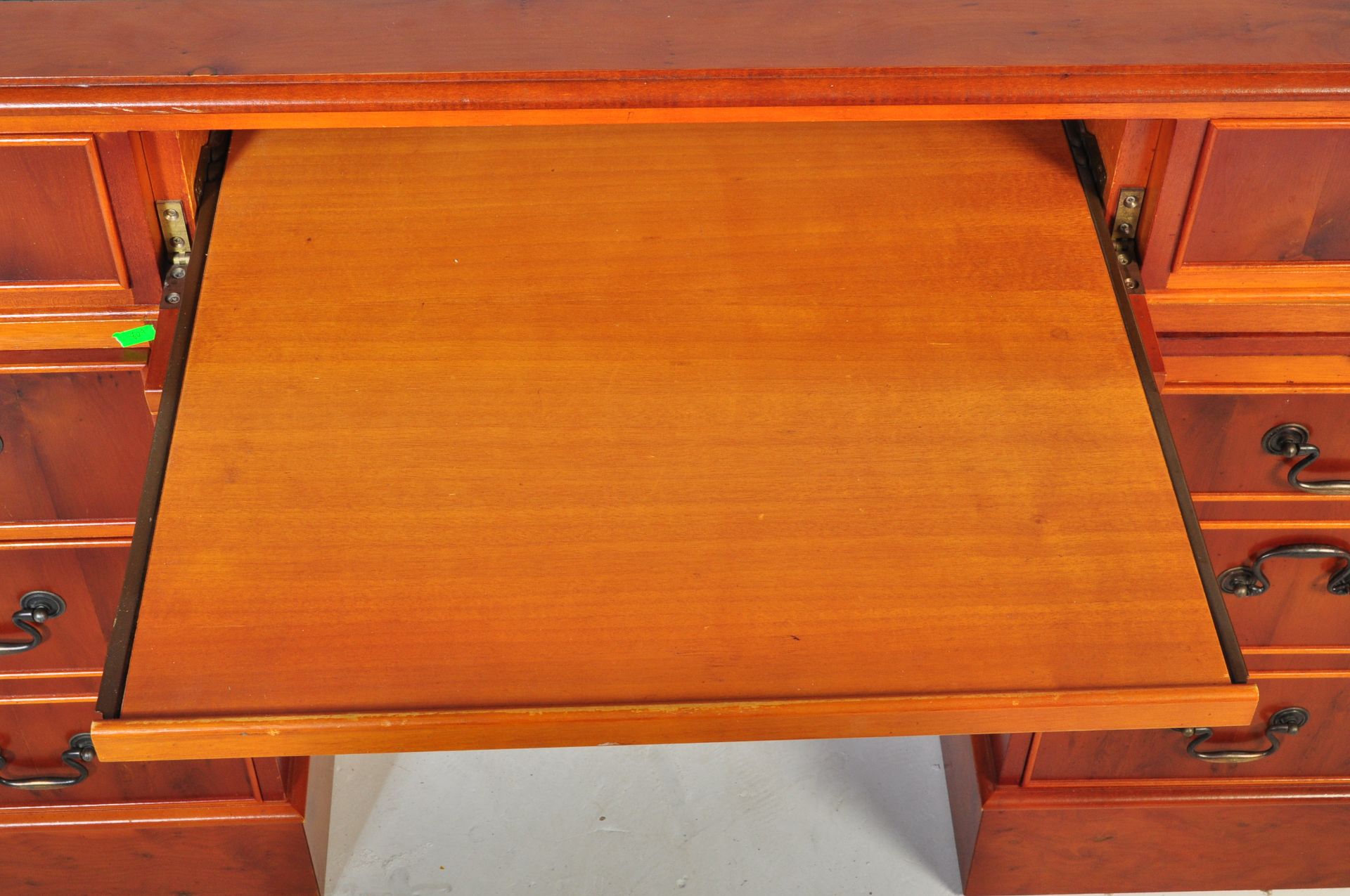 VINTAGE 20TH CENTURY TWIN PEDESTAL DESK WITH DRAWERS - Image 6 of 7