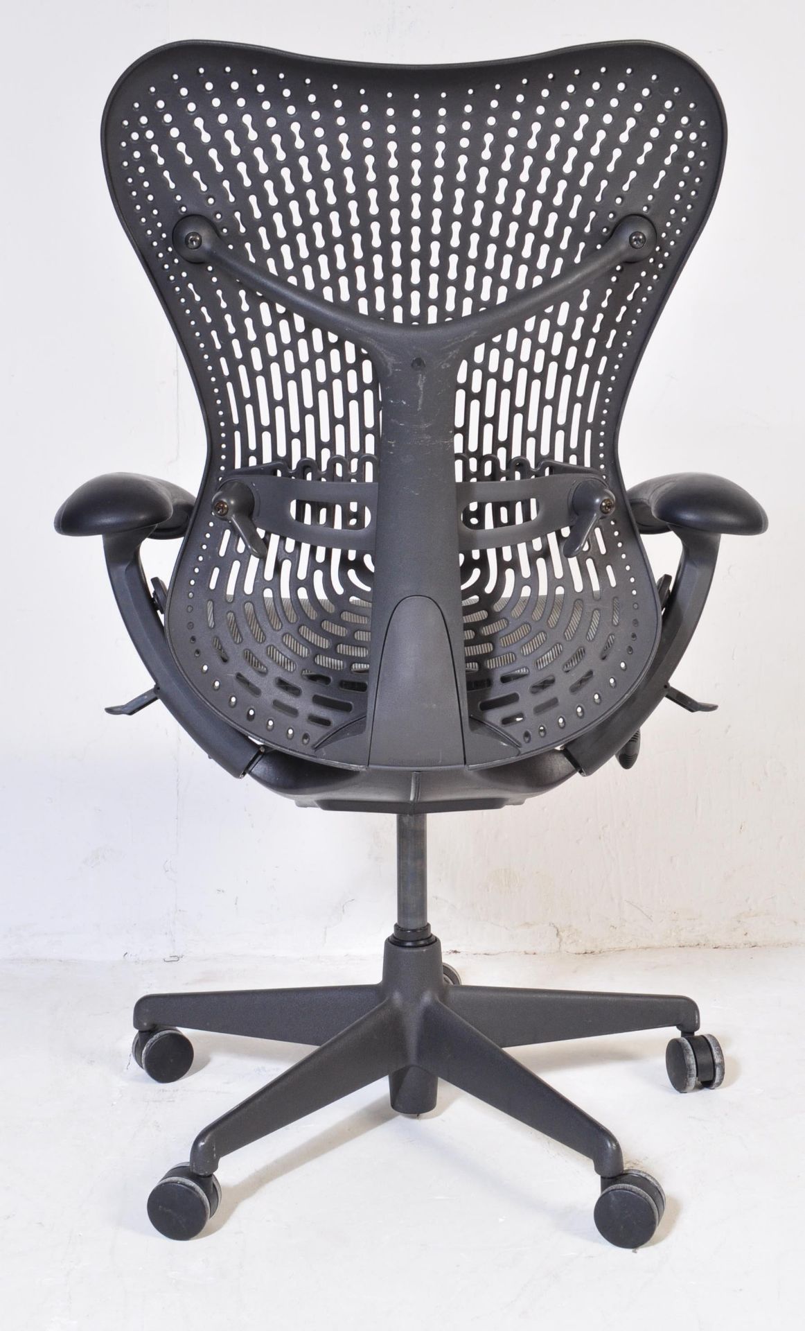 HERMAN MILLER - MIRRA 2 - SWIVEL OFFICE DESK CHAIR BY STUDIO 7.5 - Image 5 of 5