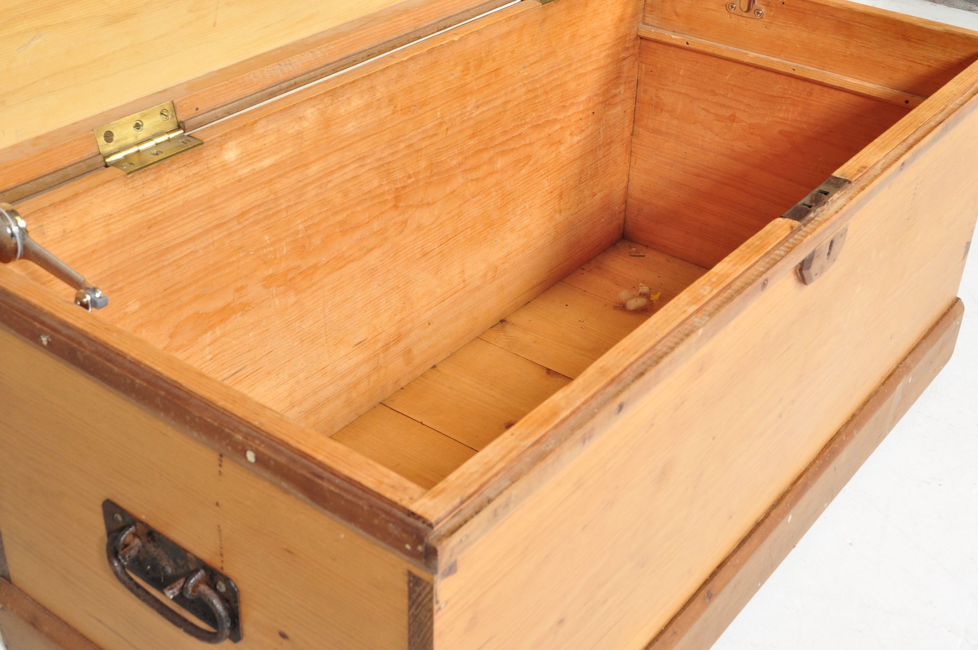 A VICTORIAN 19TH CENTURY PINE BLANKET BOX - Image 5 of 5