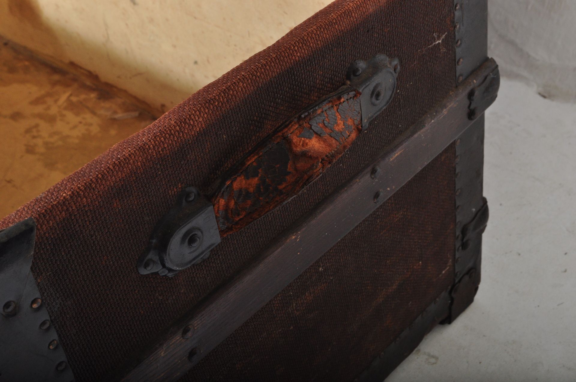 VICTORIAN 19TH CENTURY CANVAS AND WOODEN BOUND TRUNK - Image 6 of 6