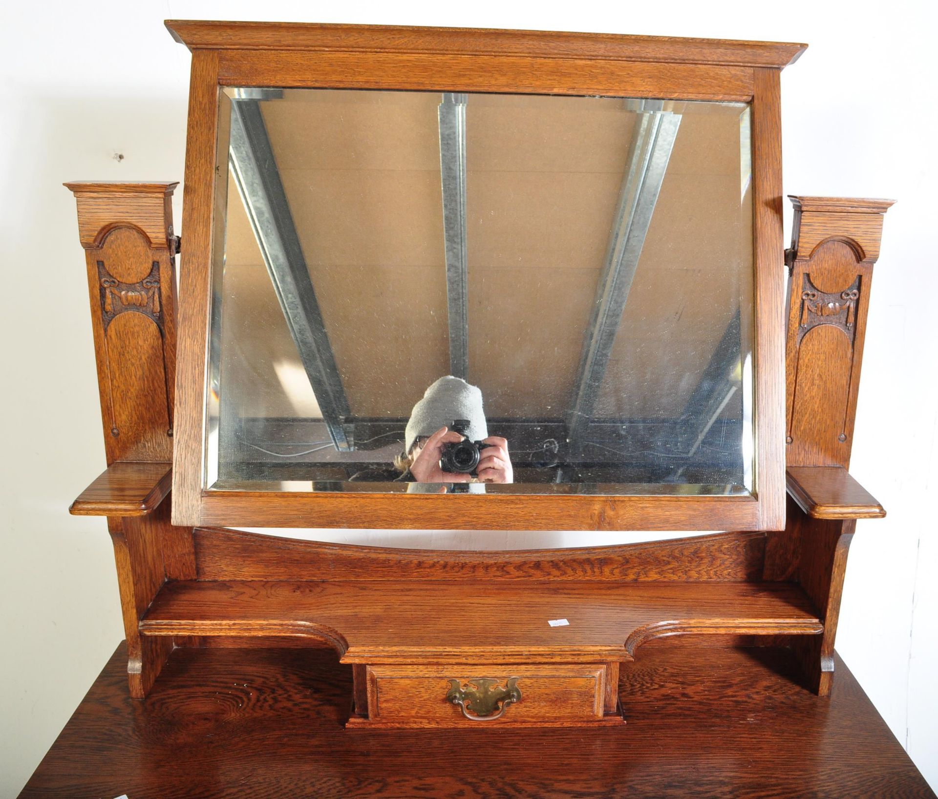 EARLY 20TH CENTURY EDWARDIAN ARTS & CRAFT DRESSING TABLE - Image 4 of 5