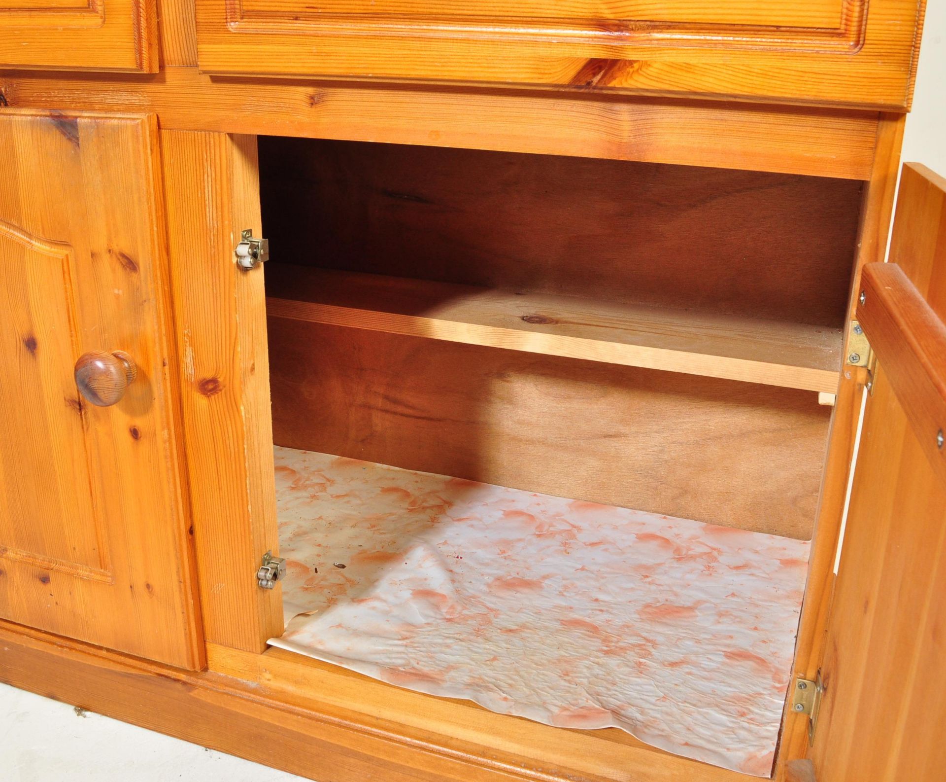 20TH CENTURY COUNTRY PINE WELSH DRESSER & SIDE DRESSER - Image 3 of 6