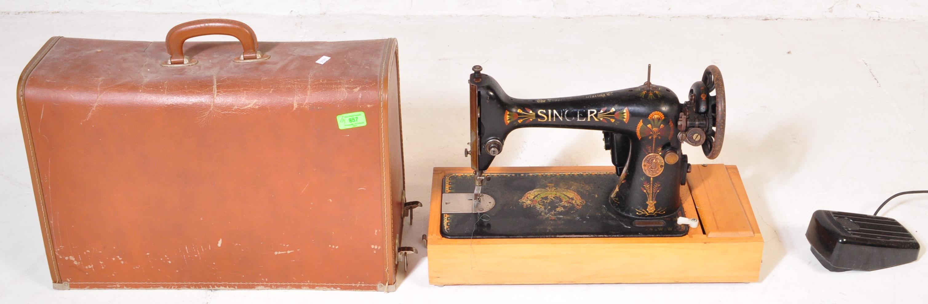 SINGER SEWING MACHINE - EARLY 20TH CENTURY - LEATHER CASE - Image 2 of 6