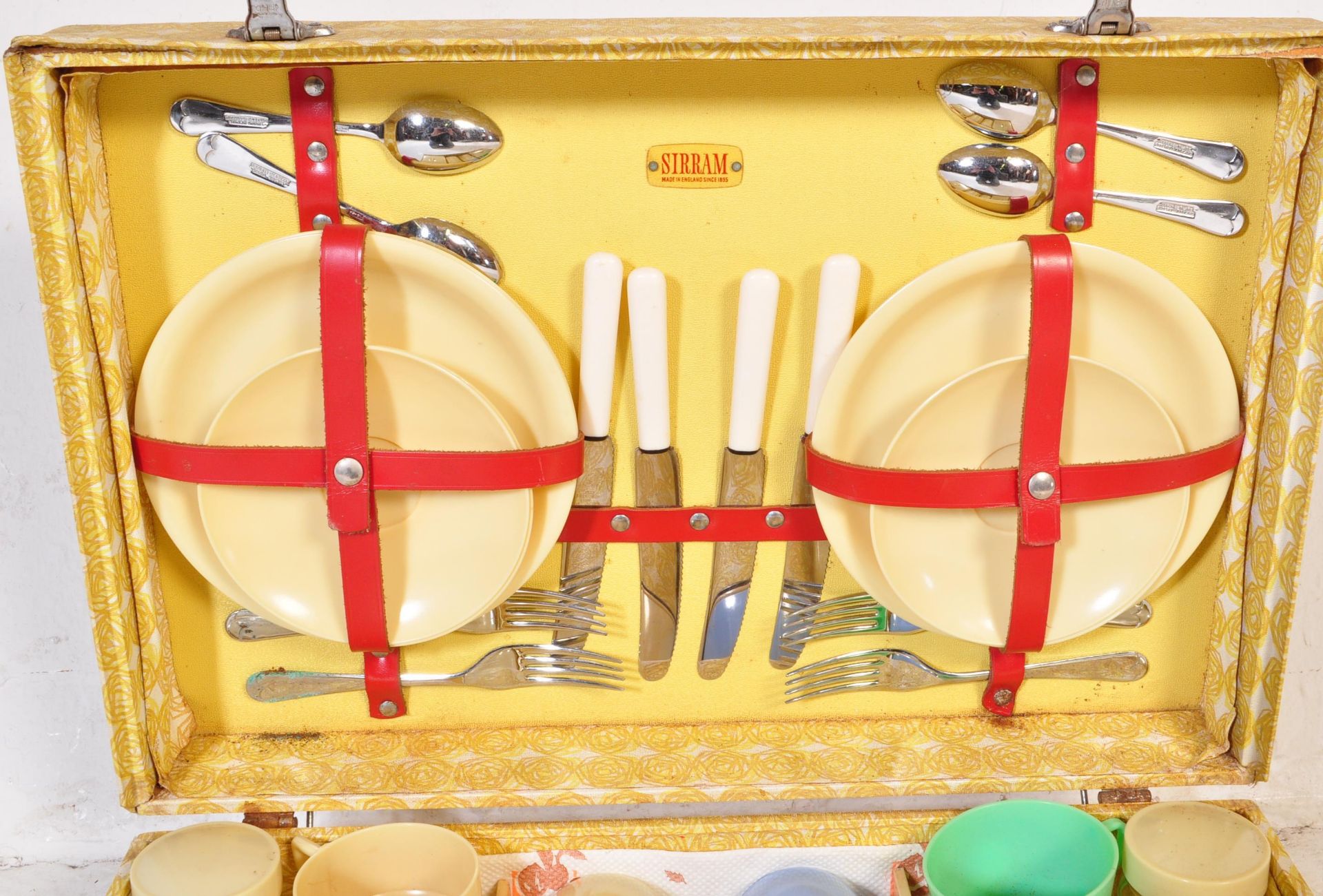 VINTAGE CIRCA 1960S SIRRAM PICNIC HAMPER SET - Image 4 of 6