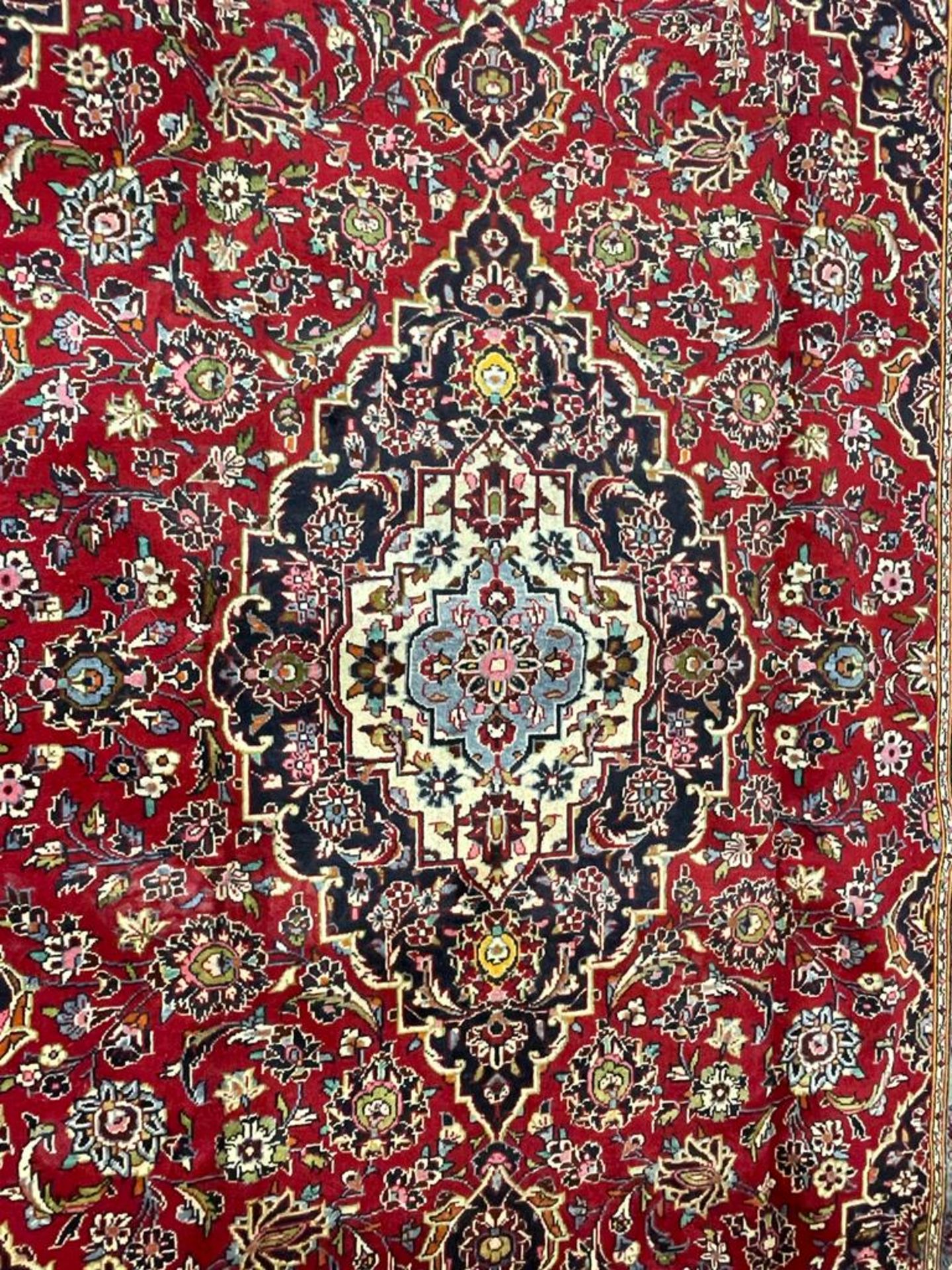 LARGE 20TH CENTURY CENTRAL PERSIAN ISLAMIC KASHAN FLOOR RUG - Image 2 of 5