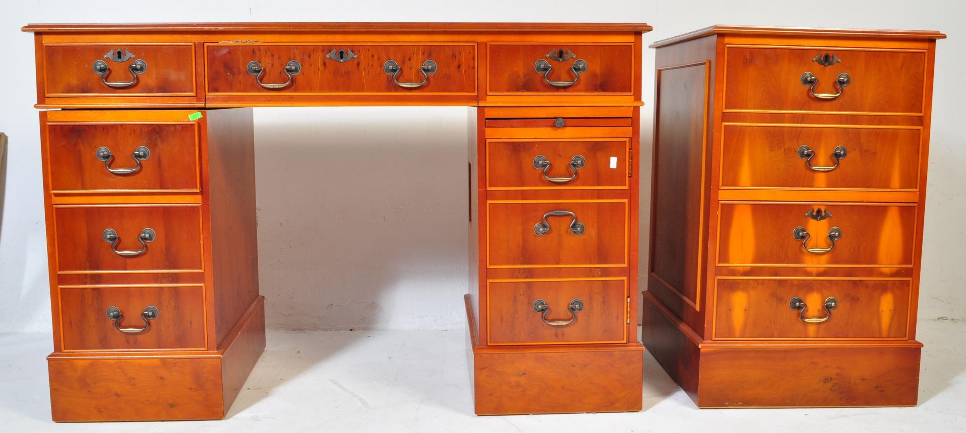 VINTAGE 20TH CENTURY TWIN PEDESTAL DESK WITH DRAWERS