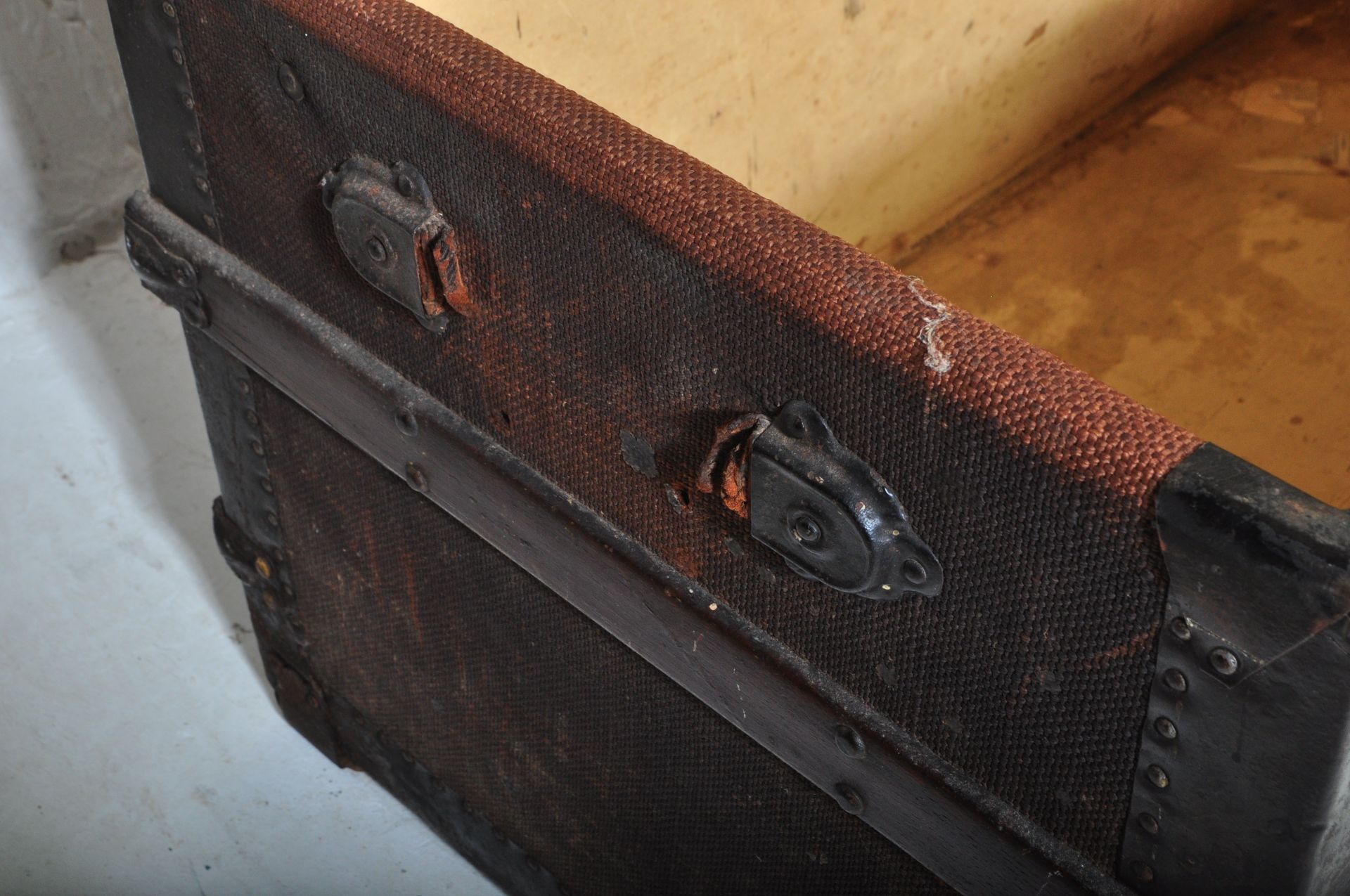 VICTORIAN 19TH CENTURY CANVAS AND WOODEN BOUND TRUNK - Image 5 of 6