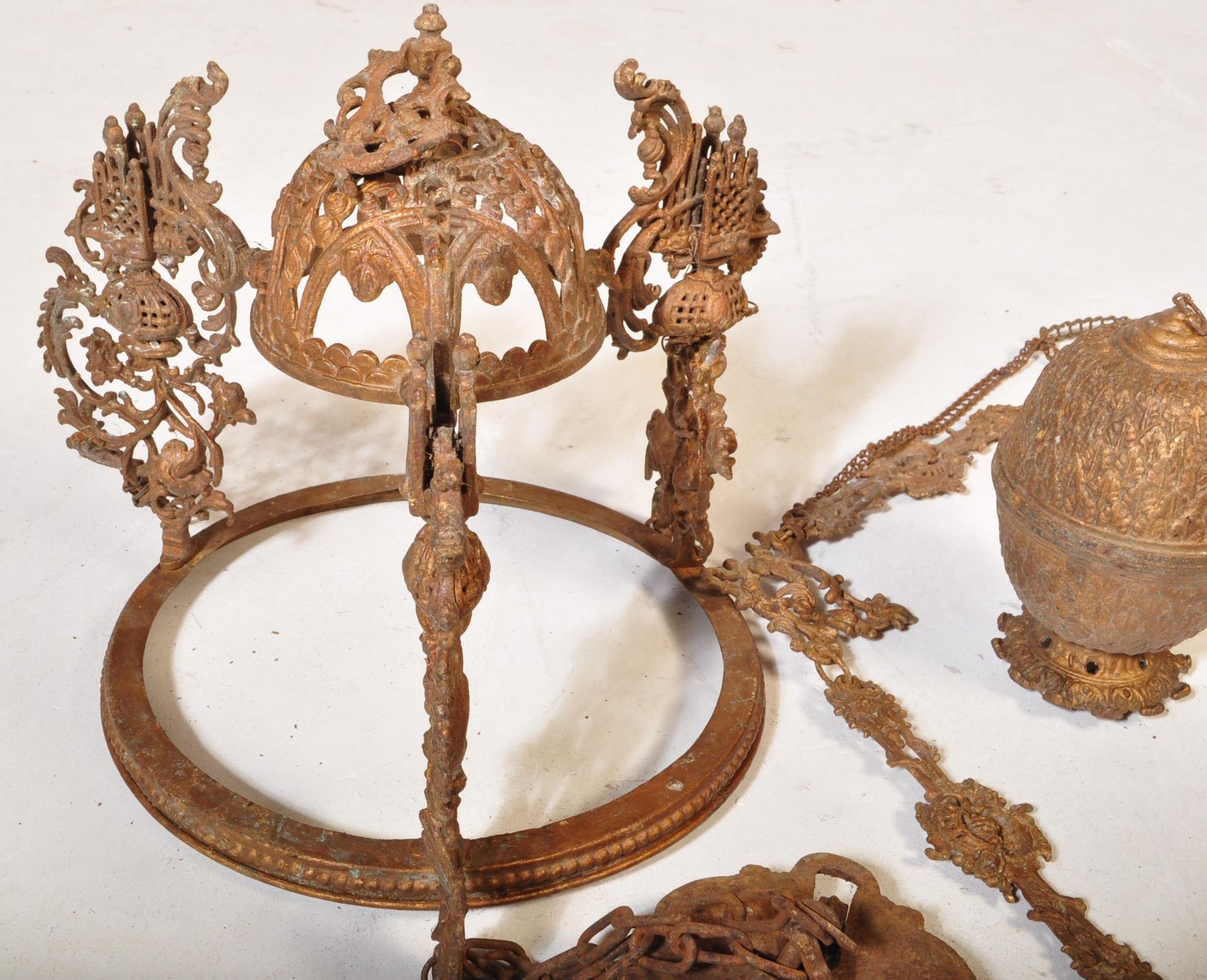 EDWARDIAN CAST IRON RISE & FALL OIL CEILING LIGHT - Image 3 of 6