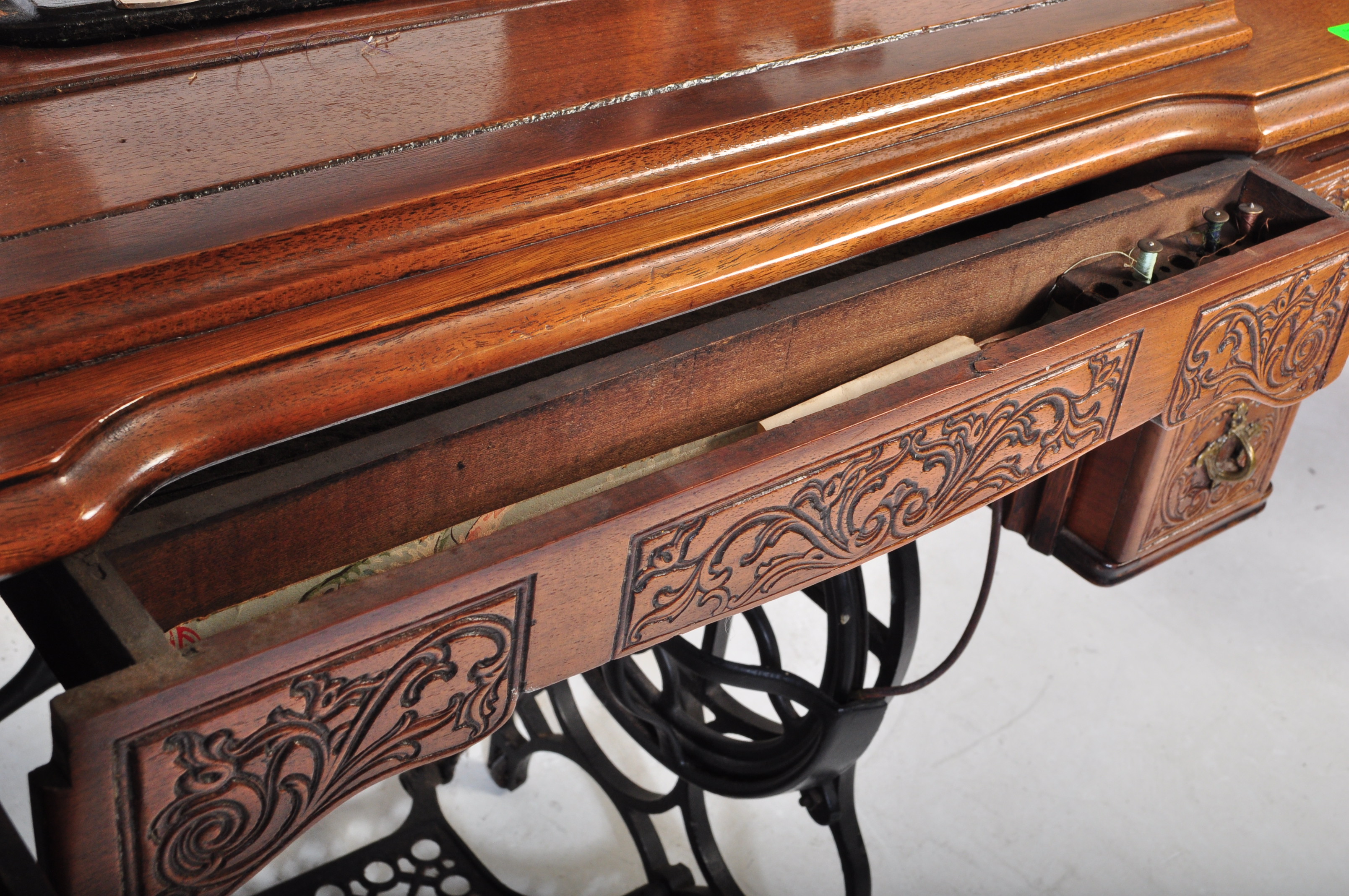 1900's 20TH CENTURY WALNUT SINGER SEWING MACHINE TABLE - Image 7 of 9