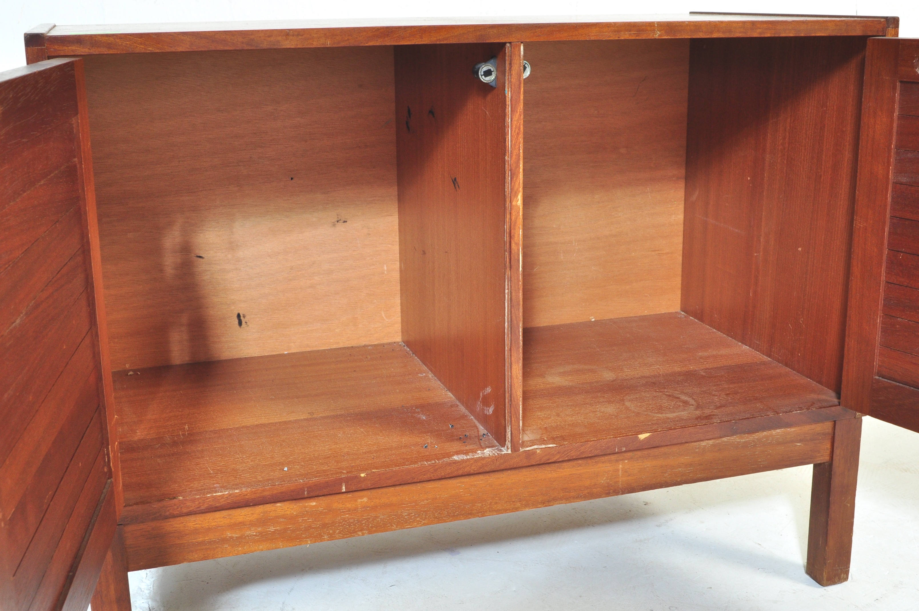 RETRO VINTAGE MID 20TH CENTURY TEAK CABINET - Image 5 of 5