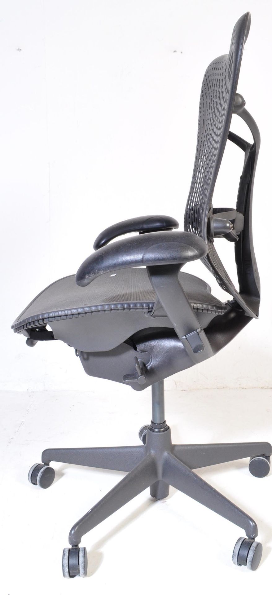 HERMAN MILLER - MIRRA 2 - SWIVEL OFFICE DESK CHAIR BY STUDIO 7.5 - Image 4 of 5