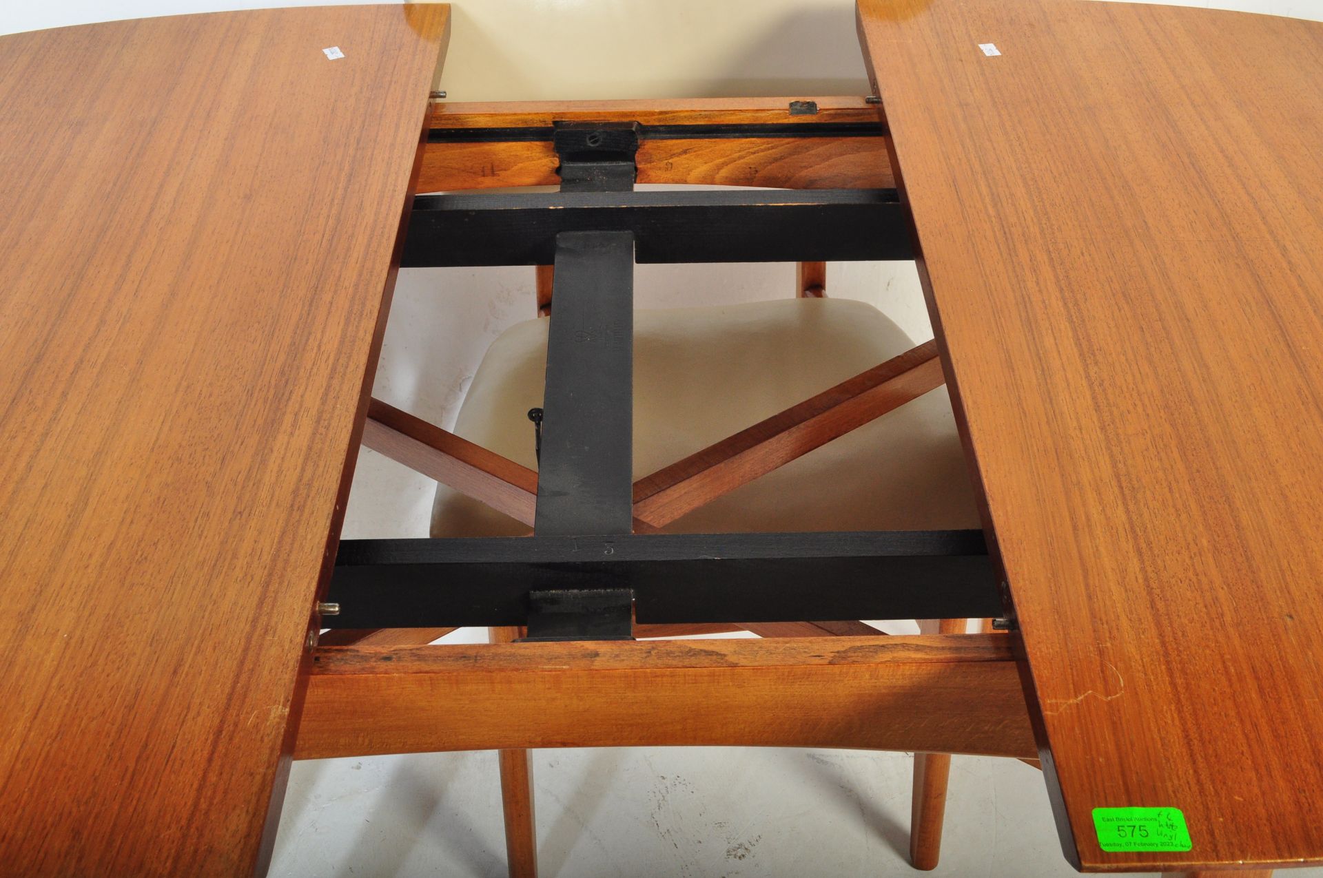 MID 20TH CENTURY TEAK EXTENDING DINING TABLE W/ CHAIRS - Image 5 of 7