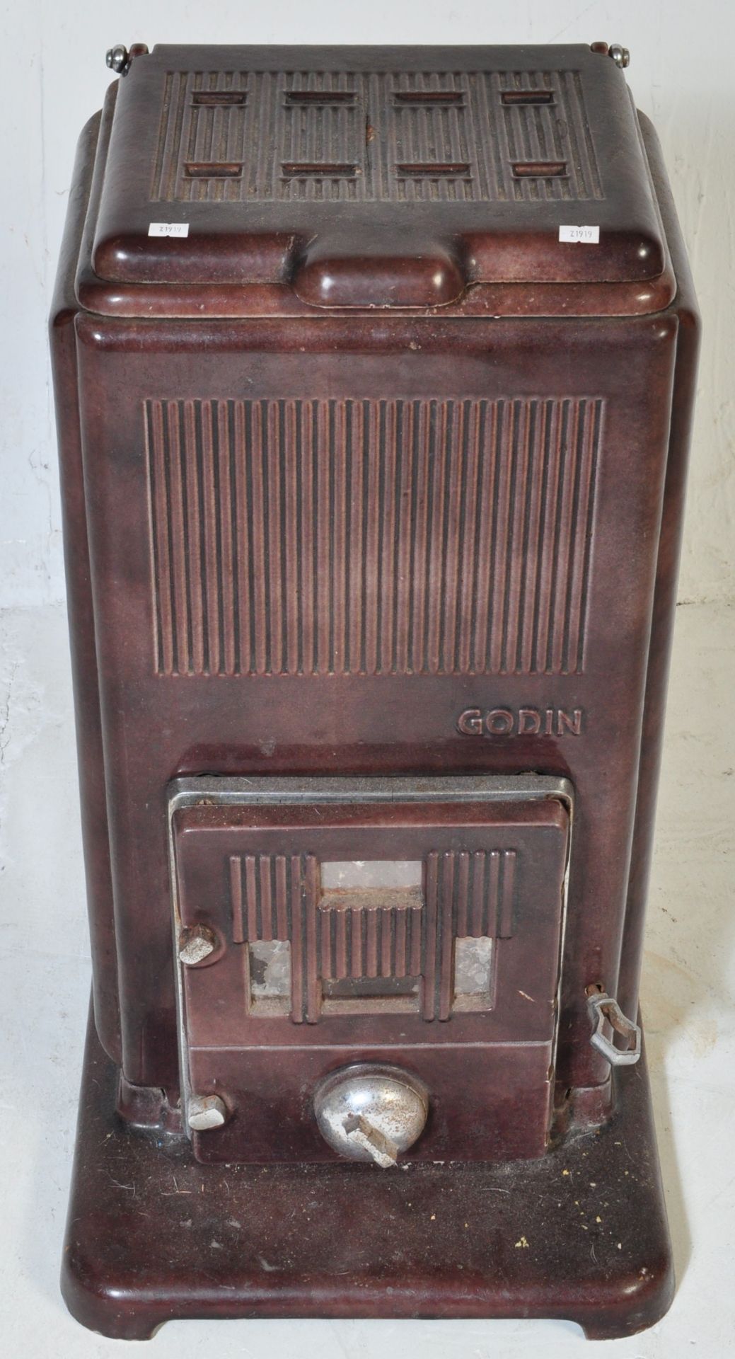 EARLY 20TH CENTURY FRENCH GODIN CAST IRON STOVE - Image 2 of 4