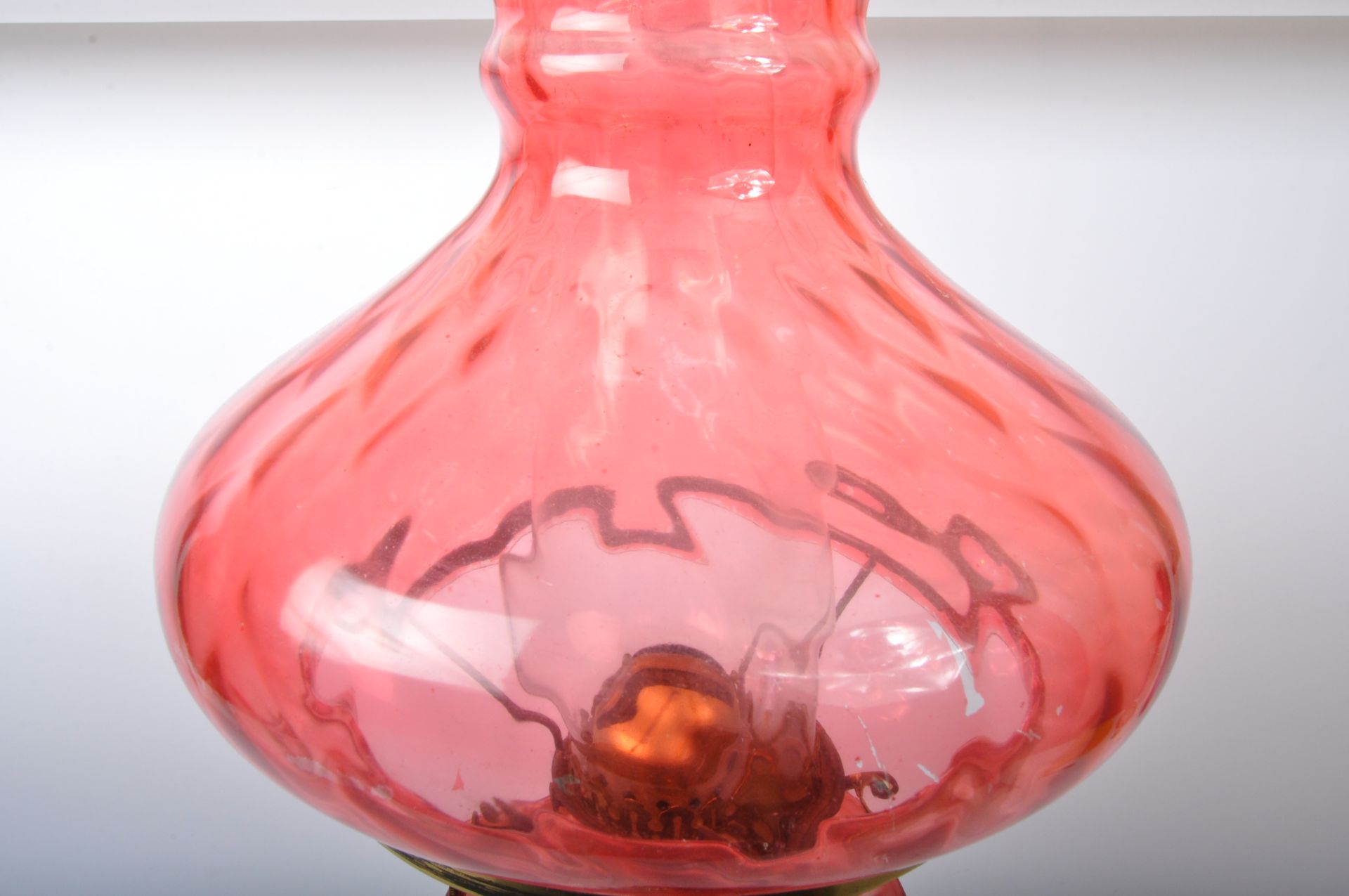 19TH CENTURY VICTORIAN CRANBERRY GLASS OIL LAMP - Bild 5 aus 6