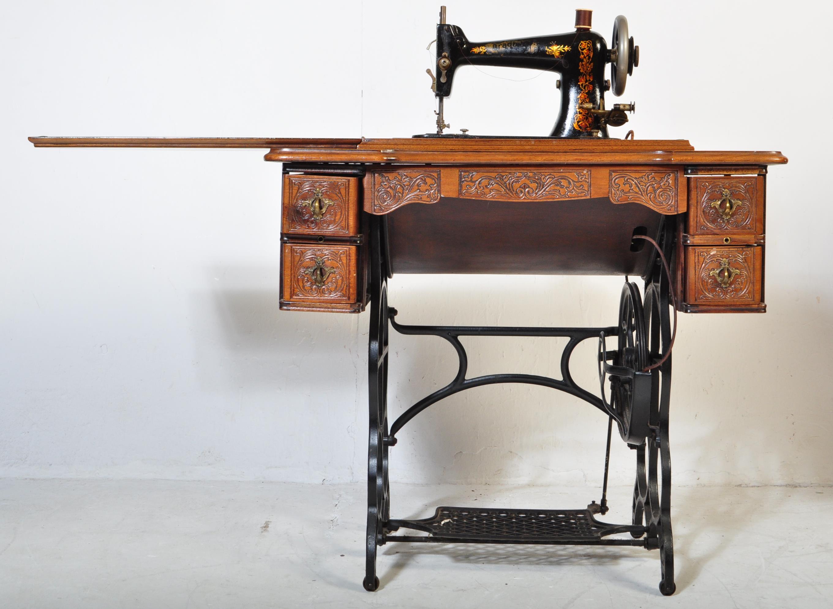 1900's 20TH CENTURY WALNUT SINGER SEWING MACHINE TABLE - Image 3 of 9