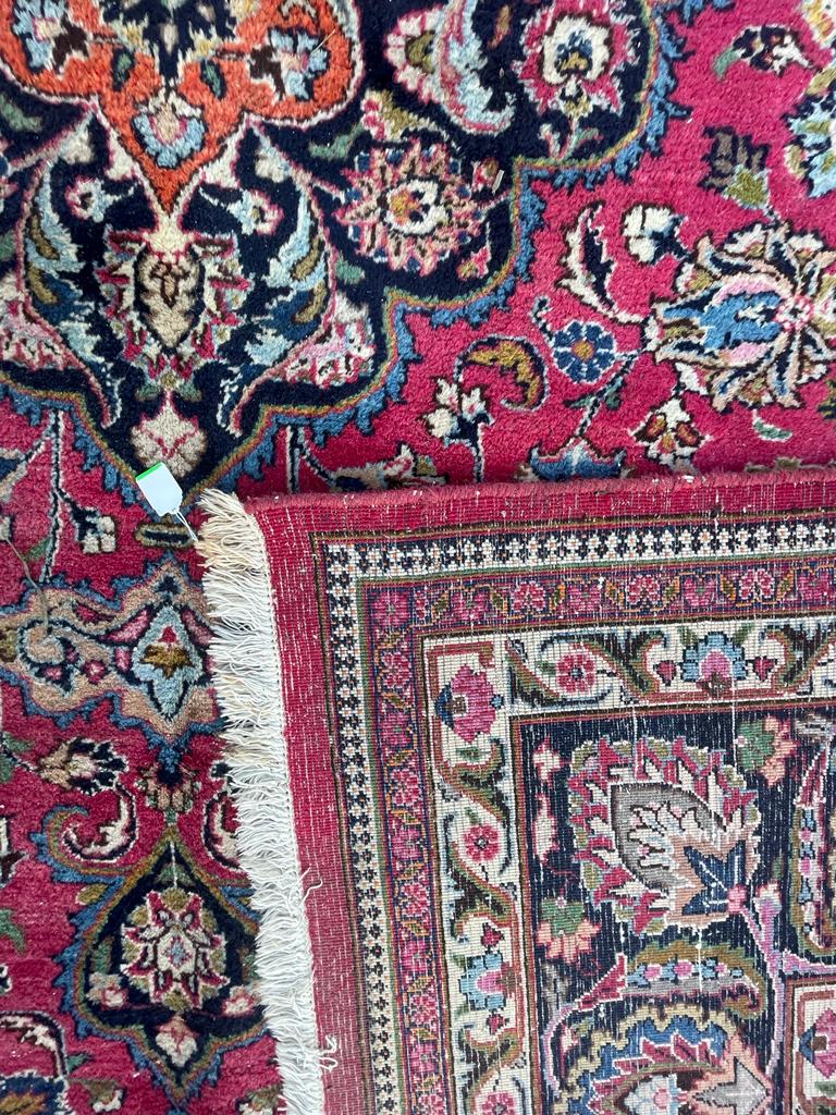 VINTAGE MID 20TH CENTURY MESHED PERSIAN FLOOR RUG - Image 5 of 6
