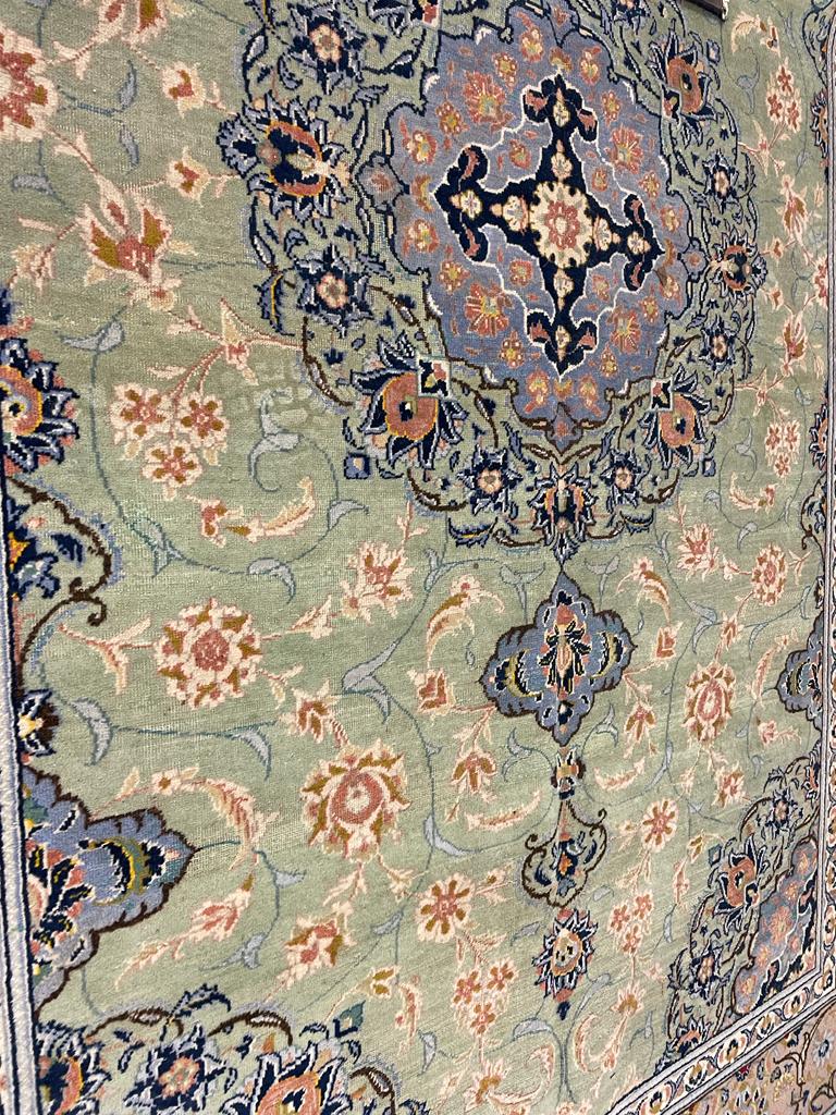 20TH CENTURY CENTRAL PERSIAN ISLAMIC KASHAN FLOOR RUG - Image 4 of 4