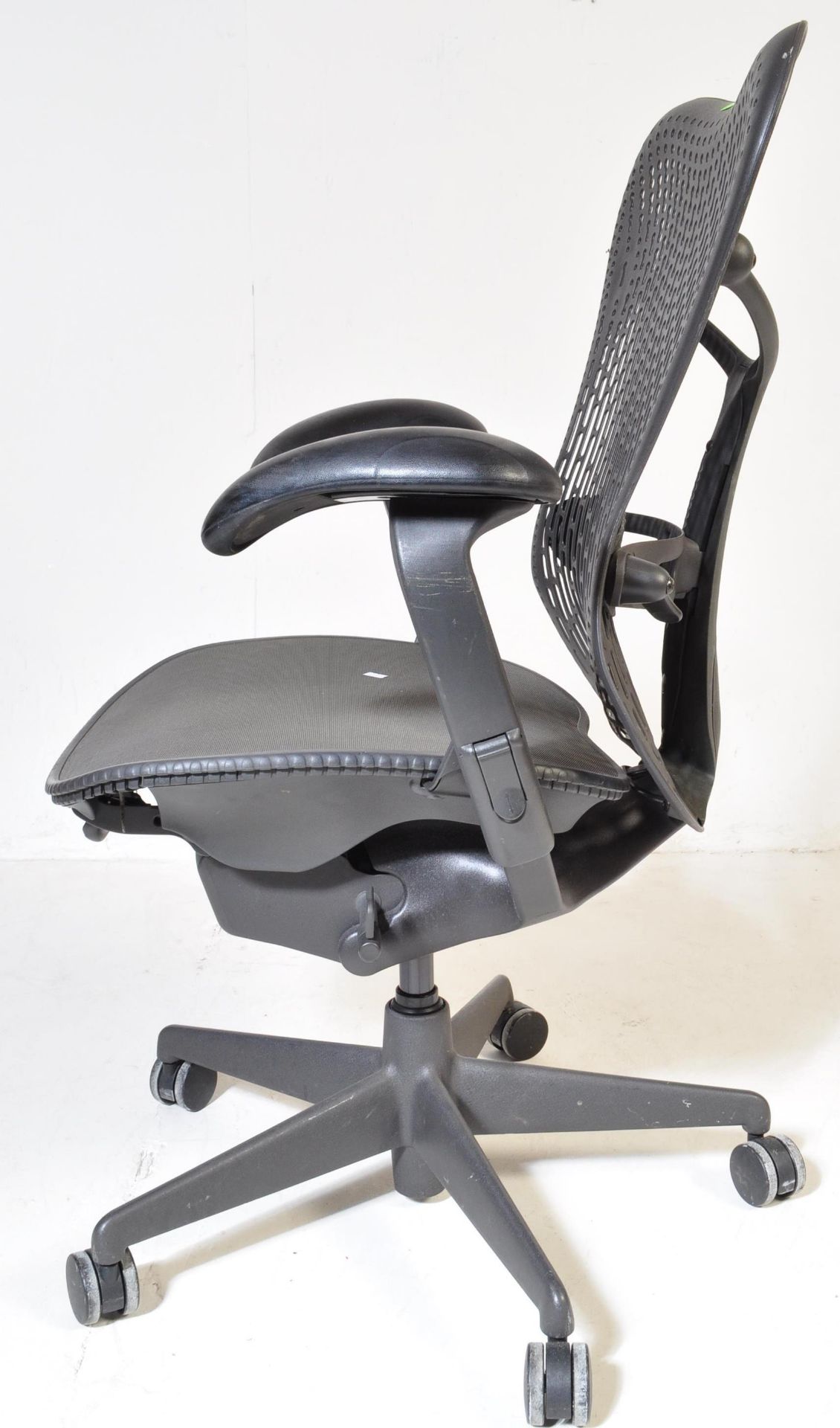 HERMAN MILLER - MIRRA 2 - SWIVEL OFFICE DESK CHAIR BY STUDIO 7.5 - Bild 4 aus 5