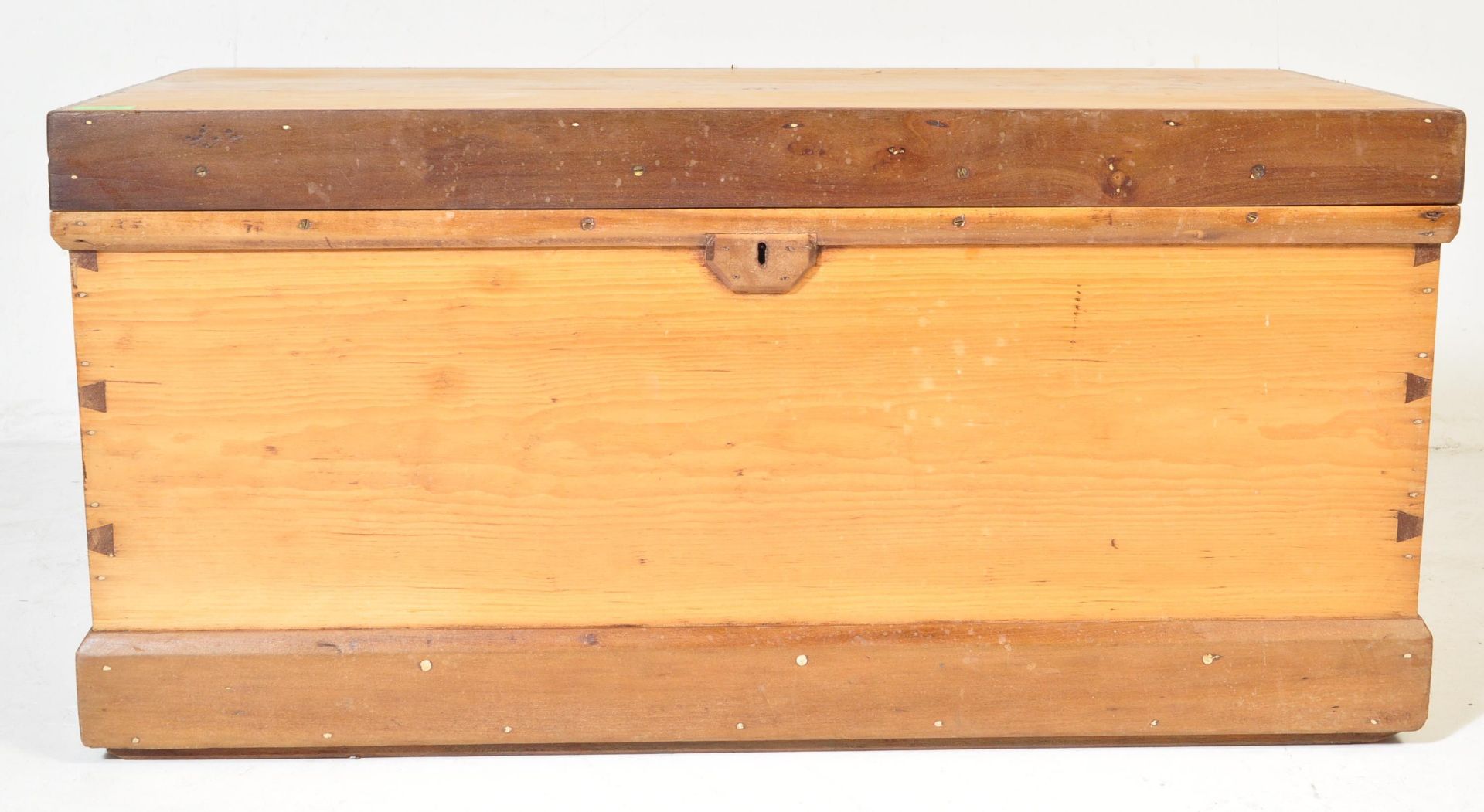 A VICTORIAN 19TH CENTURY PINE BLANKET BOX - Image 3 of 5