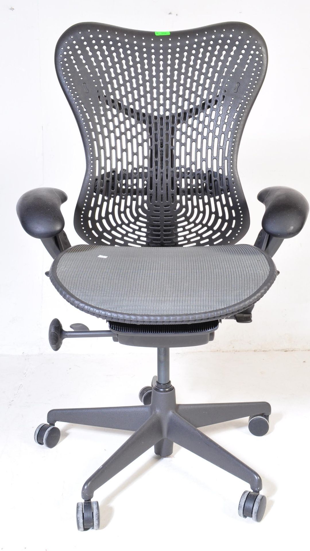 HERMAN MILLER - MIRRA 2 - SWIVEL OFFICE DESK CHAIR BY STUDIO 7.5 - Image 3 of 5