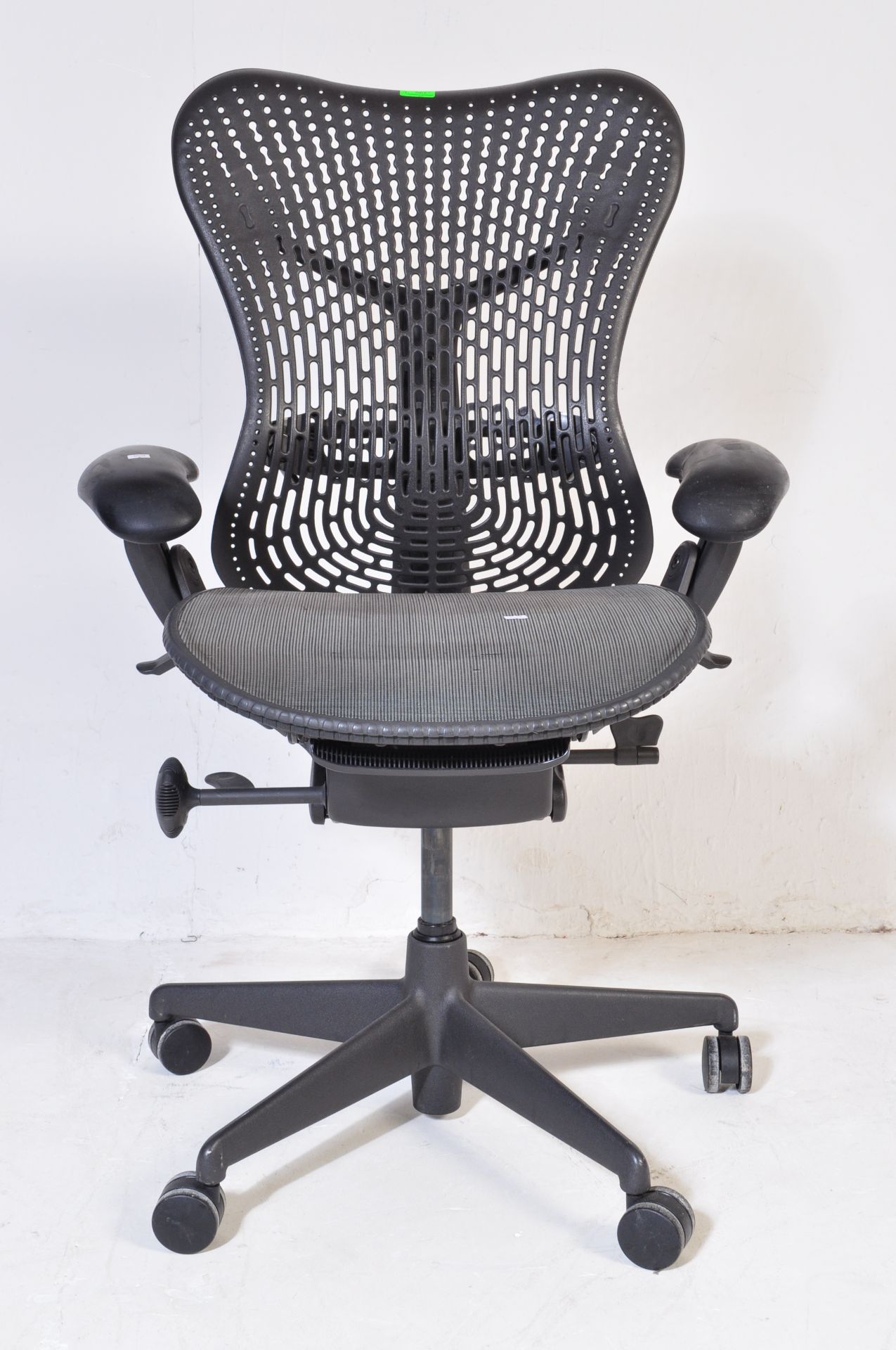 HERMAN MILLER - MIRRA 2 - SWIVEL OFFICE DESK CHAIR BY STUDIO 7.5 - Image 3 of 5