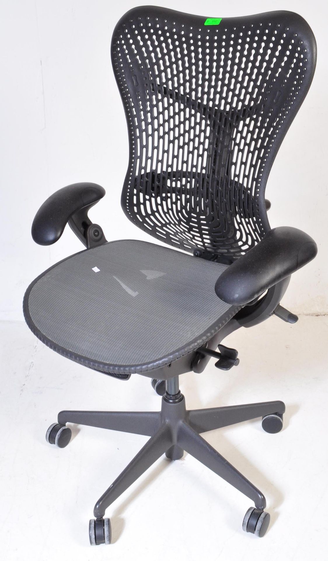 HERMAN MILLER - MIRRA 2 - SWIVEL OFFICE DESK CHAIR BY STUDIO 7.5 - Image 2 of 5