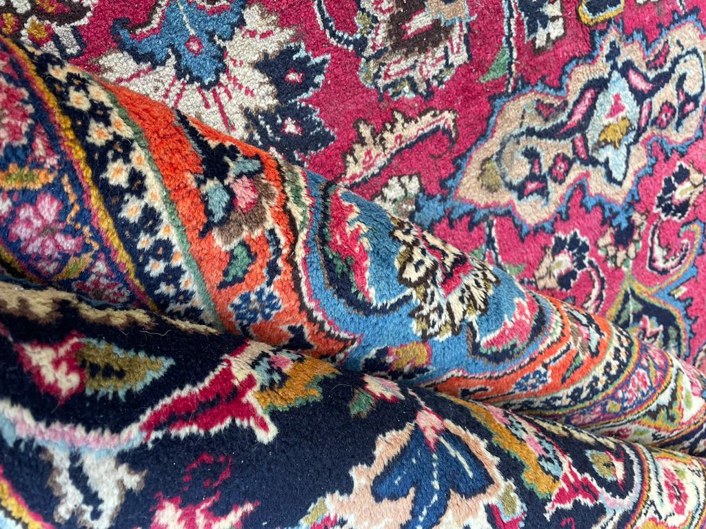 VINTAGE MID 20TH CENTURY MESHED PERSIAN FLOOR RUG - Image 6 of 6