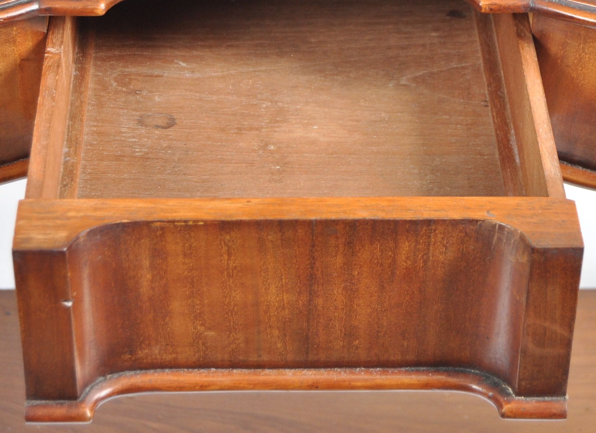 LARGE 19TH CENTURY MAHOGANY DUCHESS DRESSING TABLE - Image 9 of 11