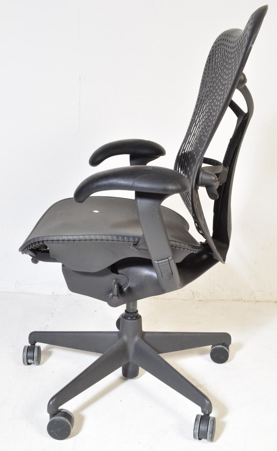 HERMAN MILLER - MIRRA 2 - SWIVEL OFFICE DESK CHAIR BY STUDIO 7.5 - Image 4 of 5