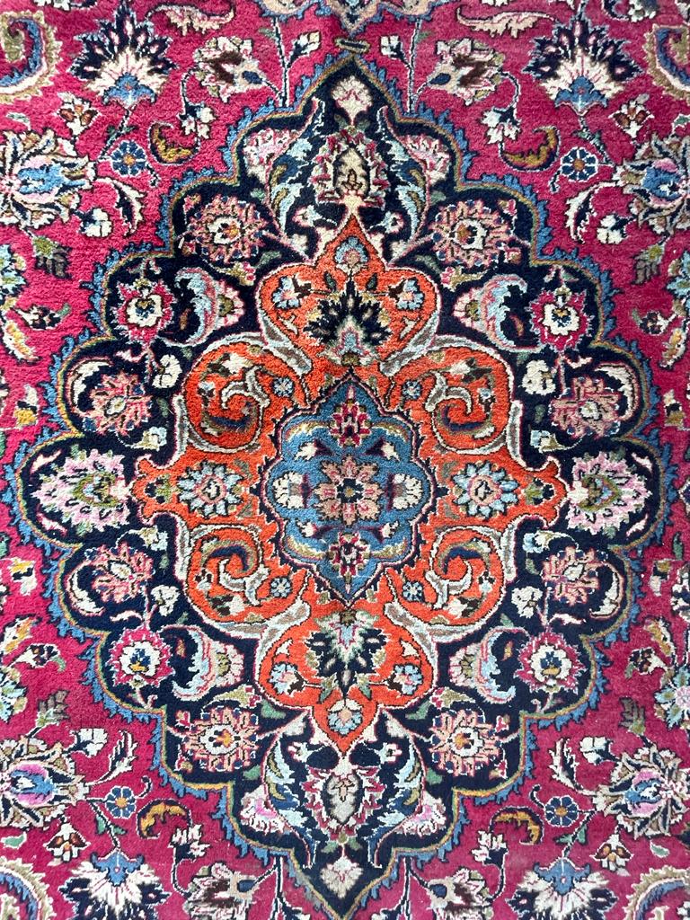 VINTAGE MID 20TH CENTURY MESHED PERSIAN FLOOR RUG - Image 3 of 6