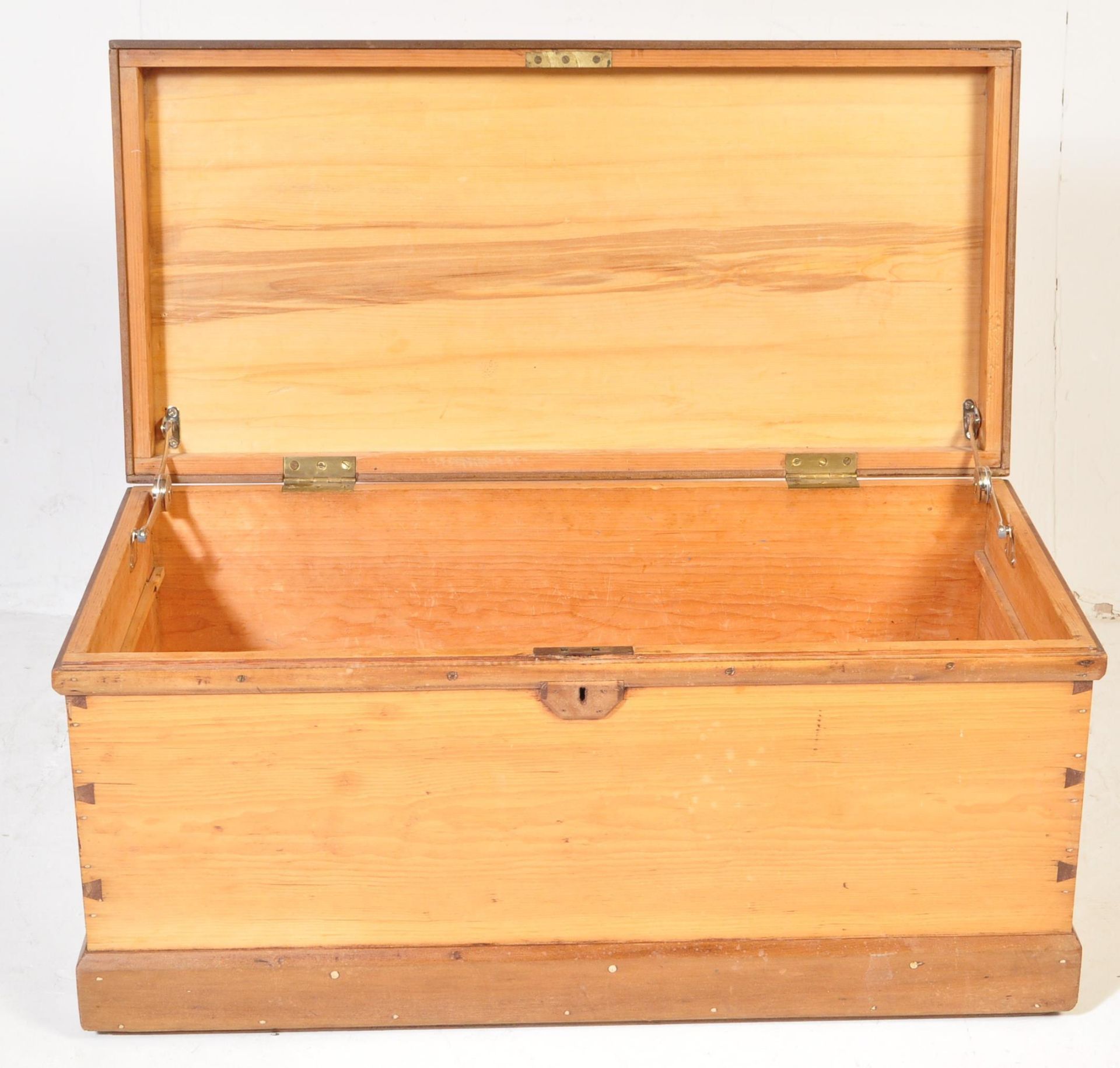 A VICTORIAN 19TH CENTURY PINE BLANKET BOX - Image 4 of 5