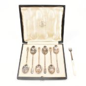 SET OF 6 GEORGE V SILVER HALLMARKED TEASPOONS TOGETHER WITH A SILVER PICKLE FORK