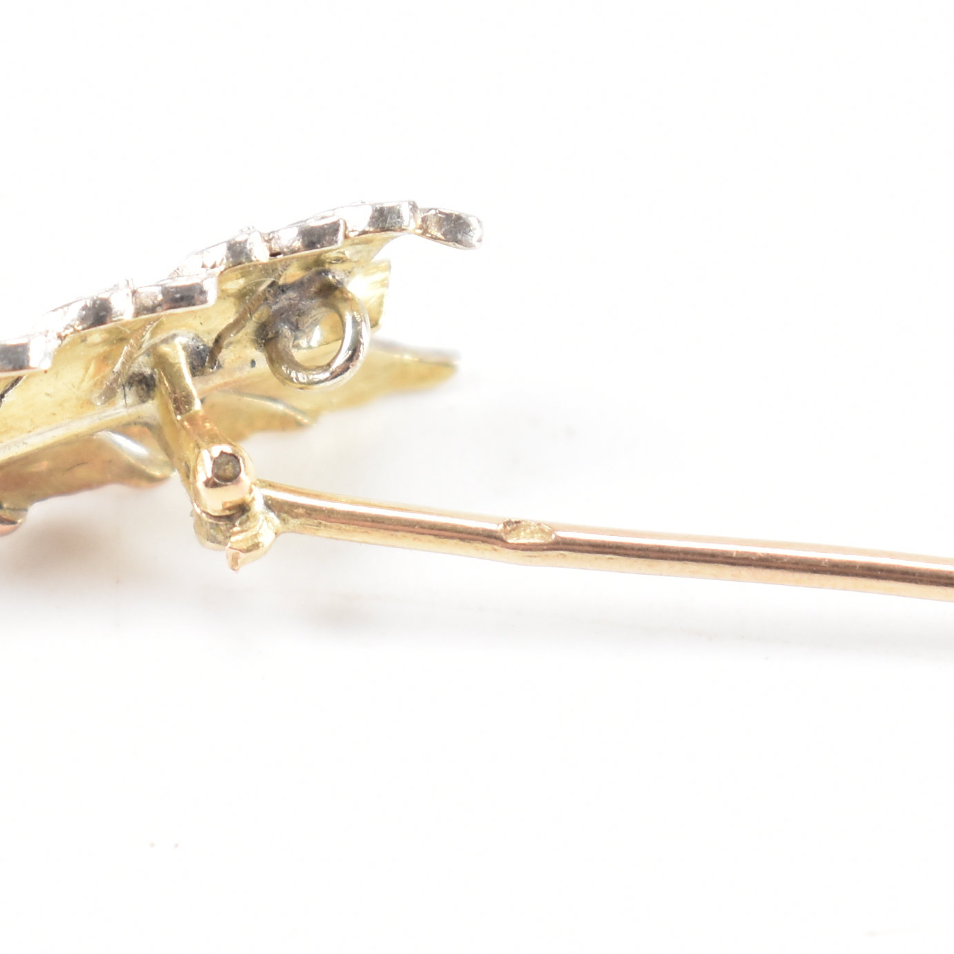 VICTORIAN GOLD & DIAMOND ARROW BROOCH PIN - Image 7 of 7