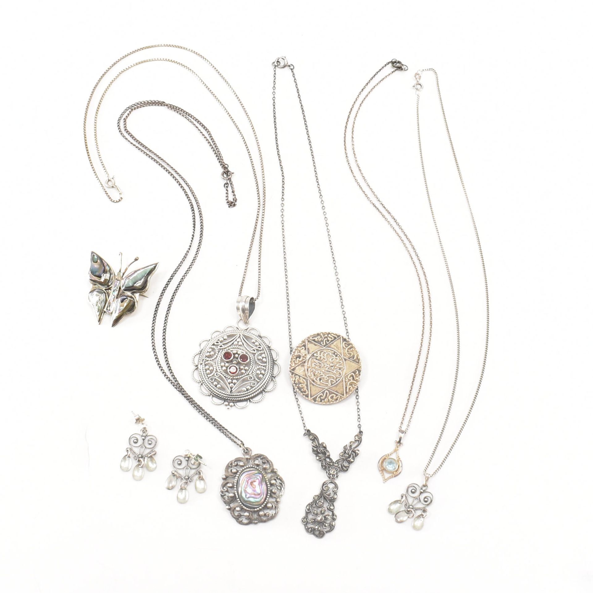 ASSORTED SILVER & WHITE METAL JEWELLERY