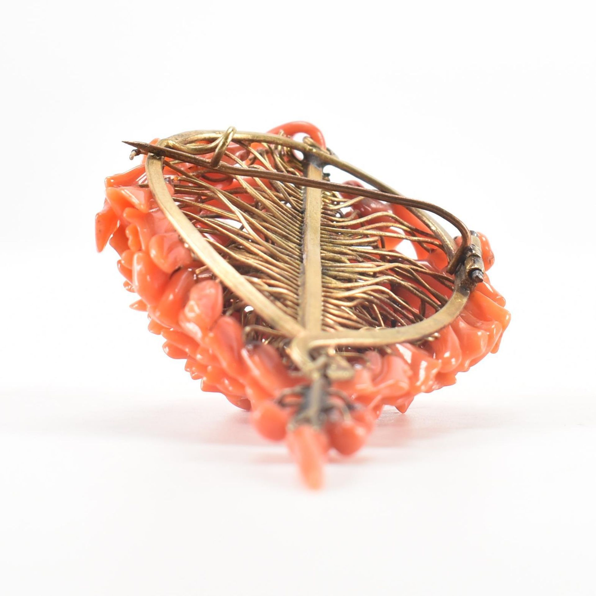 VICTORIAN GILT METAL & CORAL BROOCH - Bild 3 aus 6