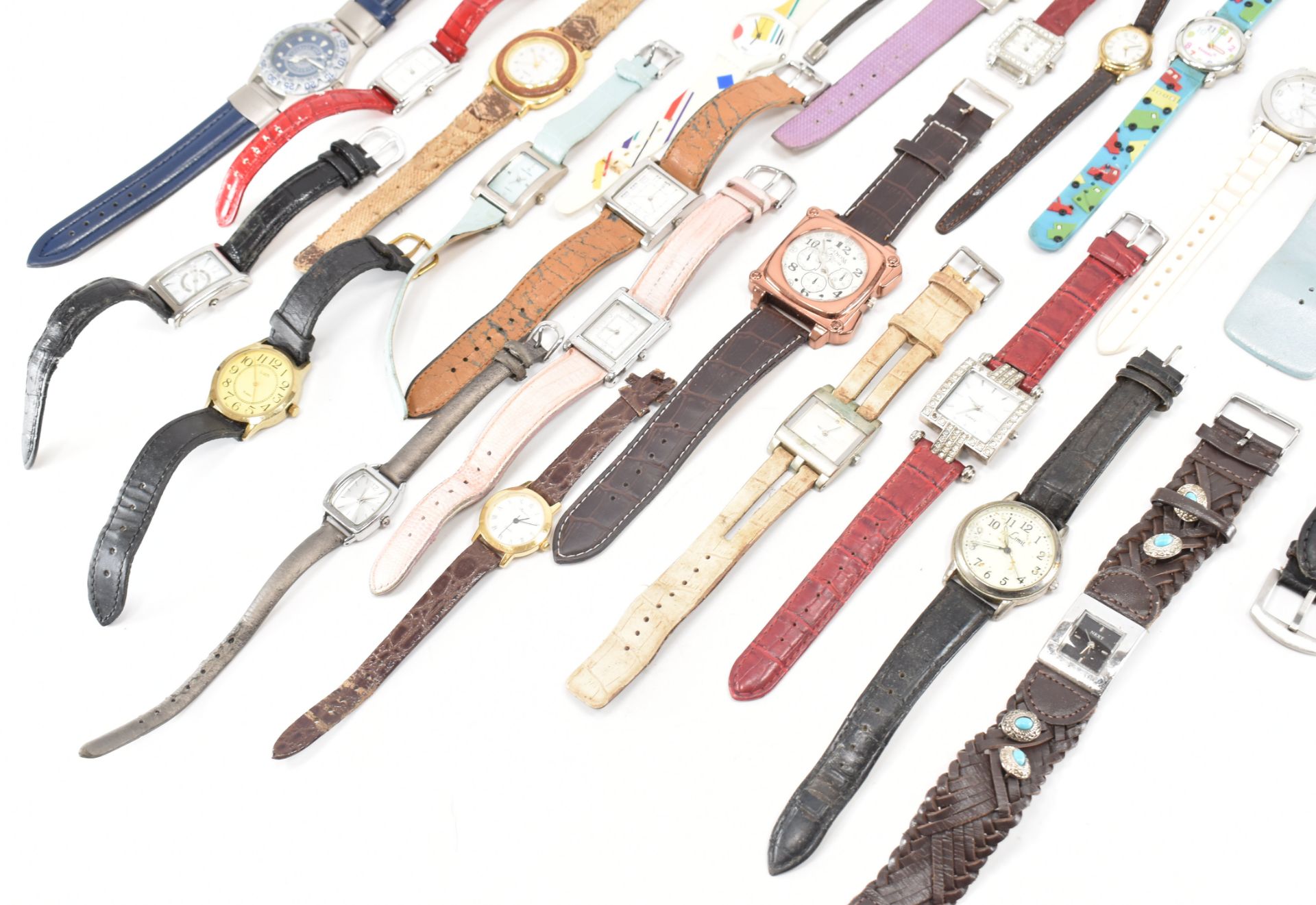 COLLECTION OF ASSORTED COSTUME JEWELLERY WRISTWATCHES - Bild 8 aus 9