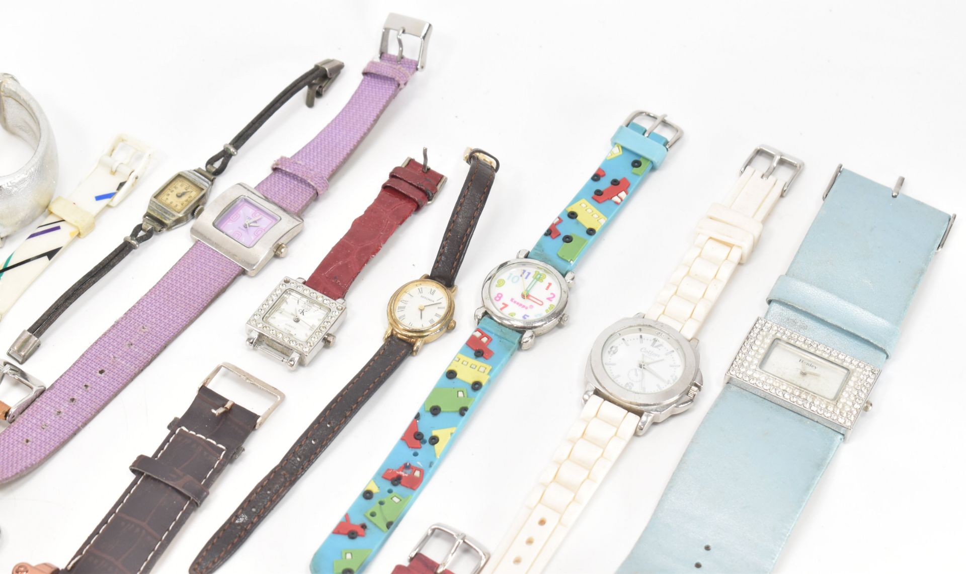 COLLECTION OF ASSORTED COSTUME JEWELLERY WRISTWATCHES - Bild 6 aus 9