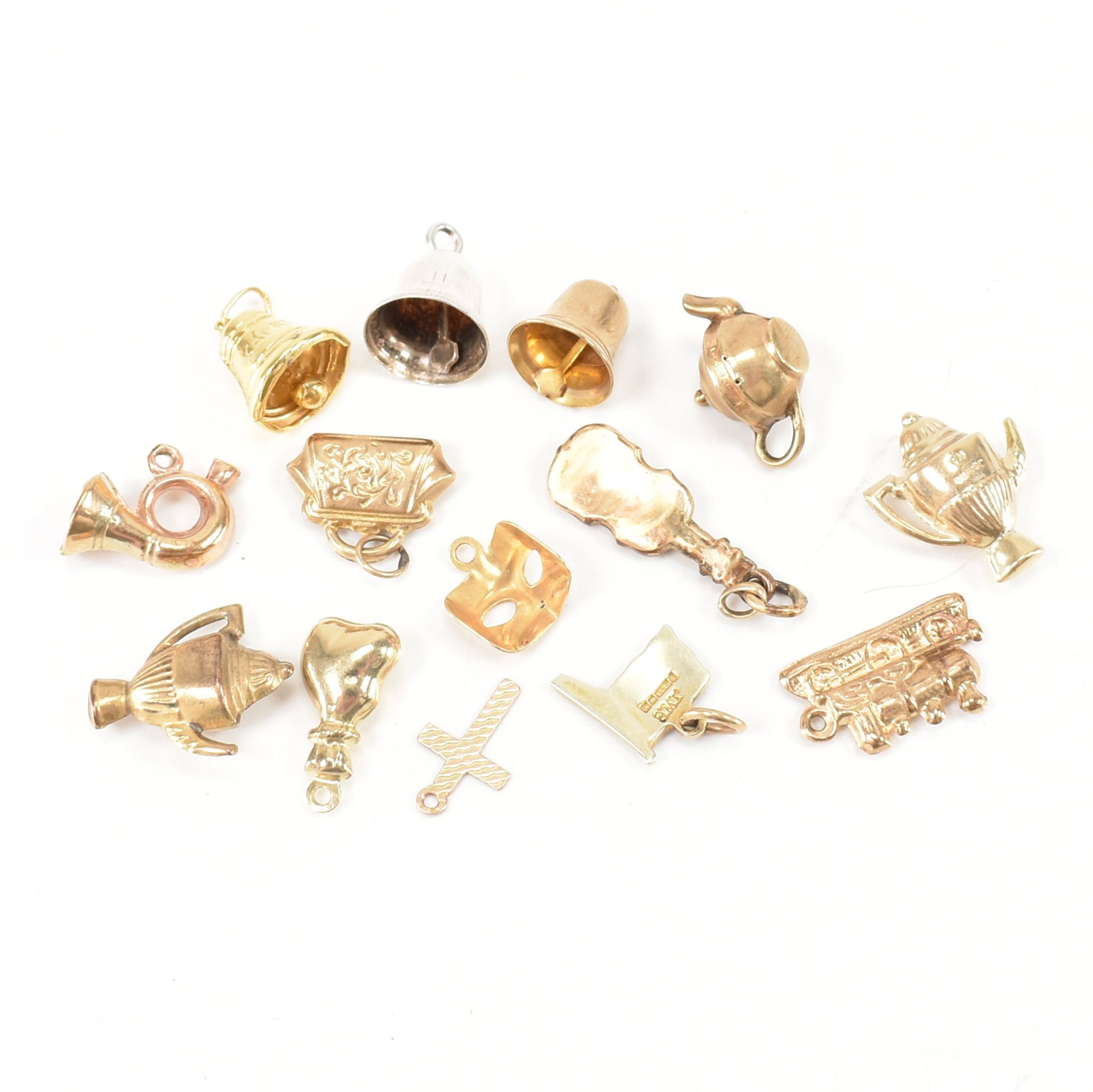 COLLECTION OF 9CT GOLD & YELLOW METAL CHARMS - Bild 5 aus 9