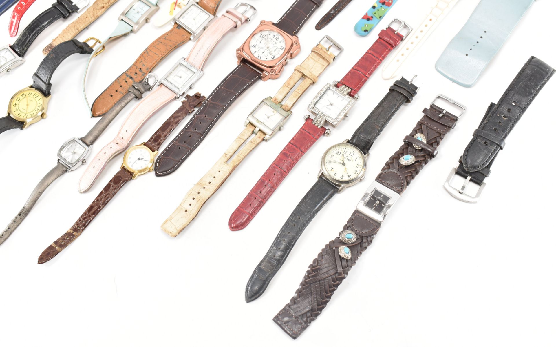 COLLECTION OF ASSORTED COSTUME JEWELLERY WRISTWATCHES - Bild 7 aus 9