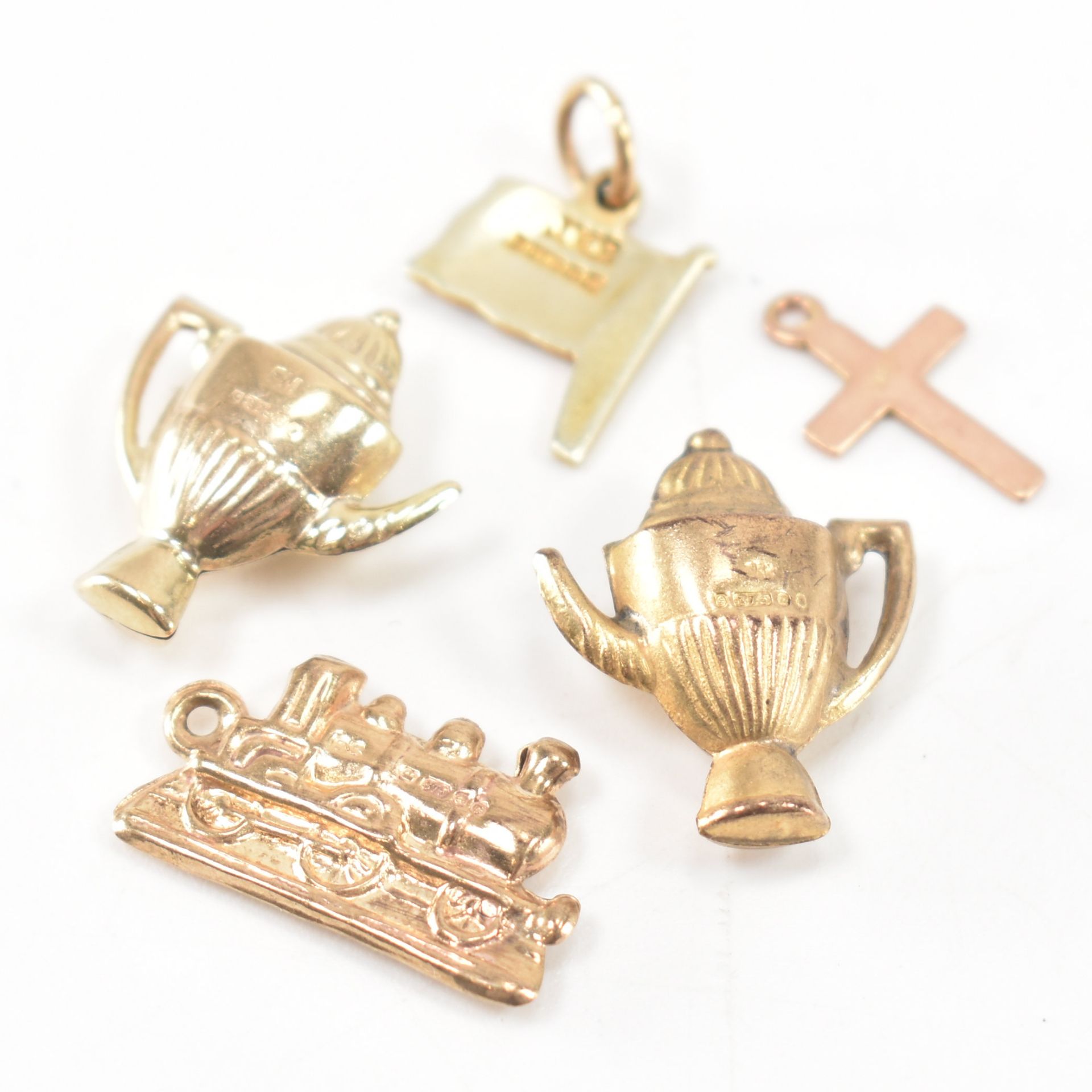 COLLECTION OF 9CT GOLD & YELLOW METAL CHARMS - Bild 7 aus 9