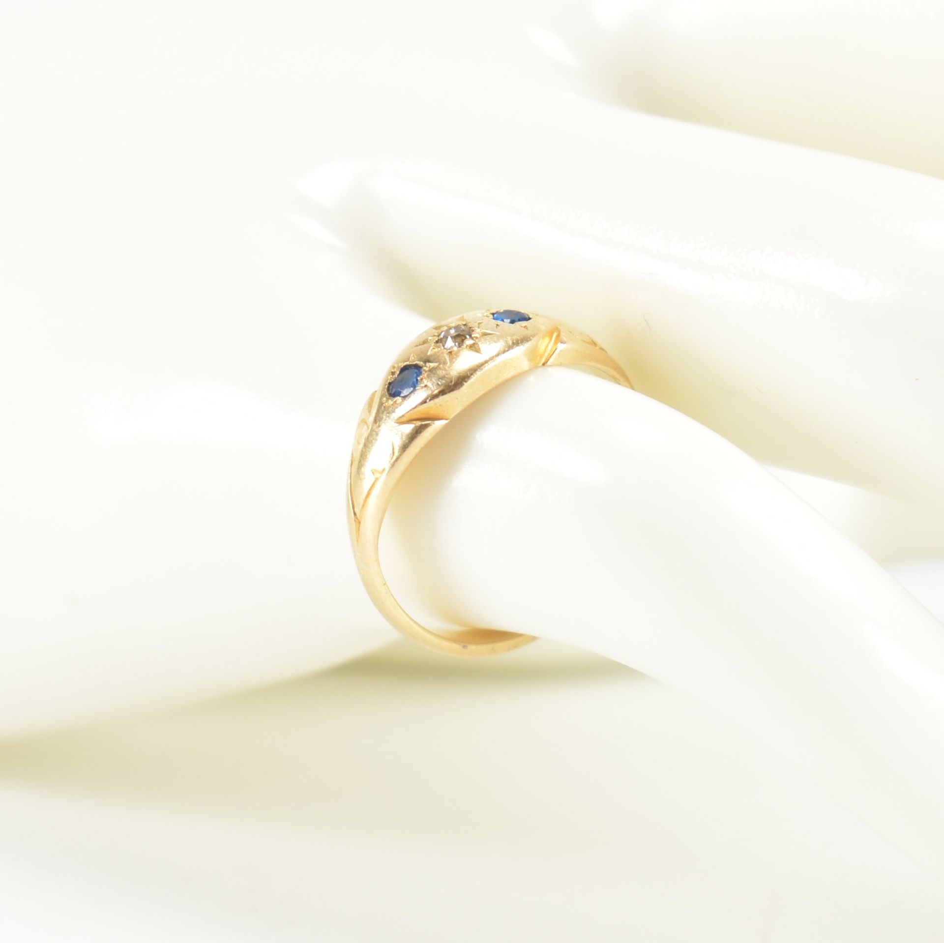 HALLMARKED 18CT GOLD DIAMOND & BLUE STONE RING - Bild 9 aus 9