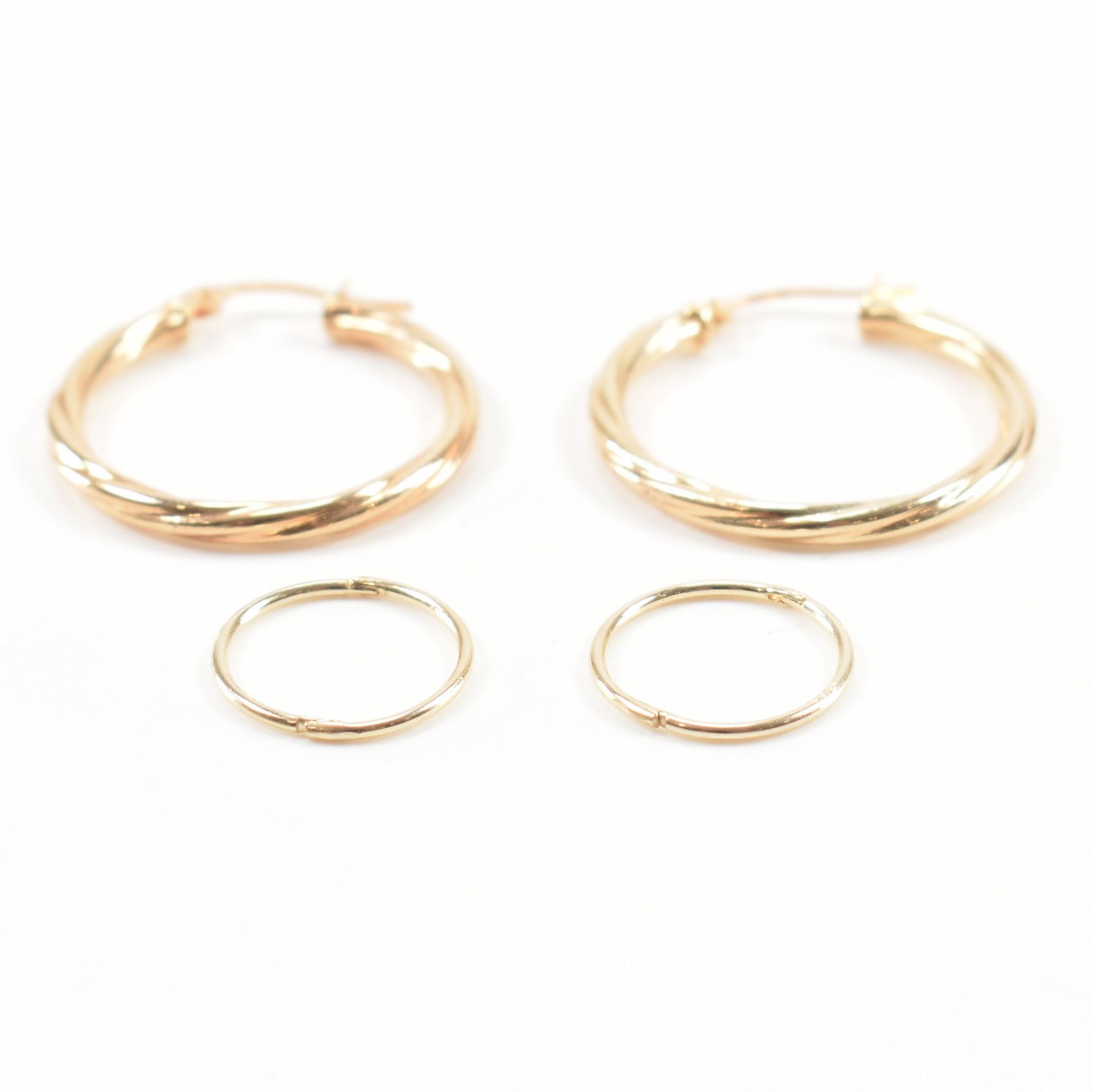 TWO PAIRS OF GOLD HOOP EARRINGS - Bild 4 aus 5