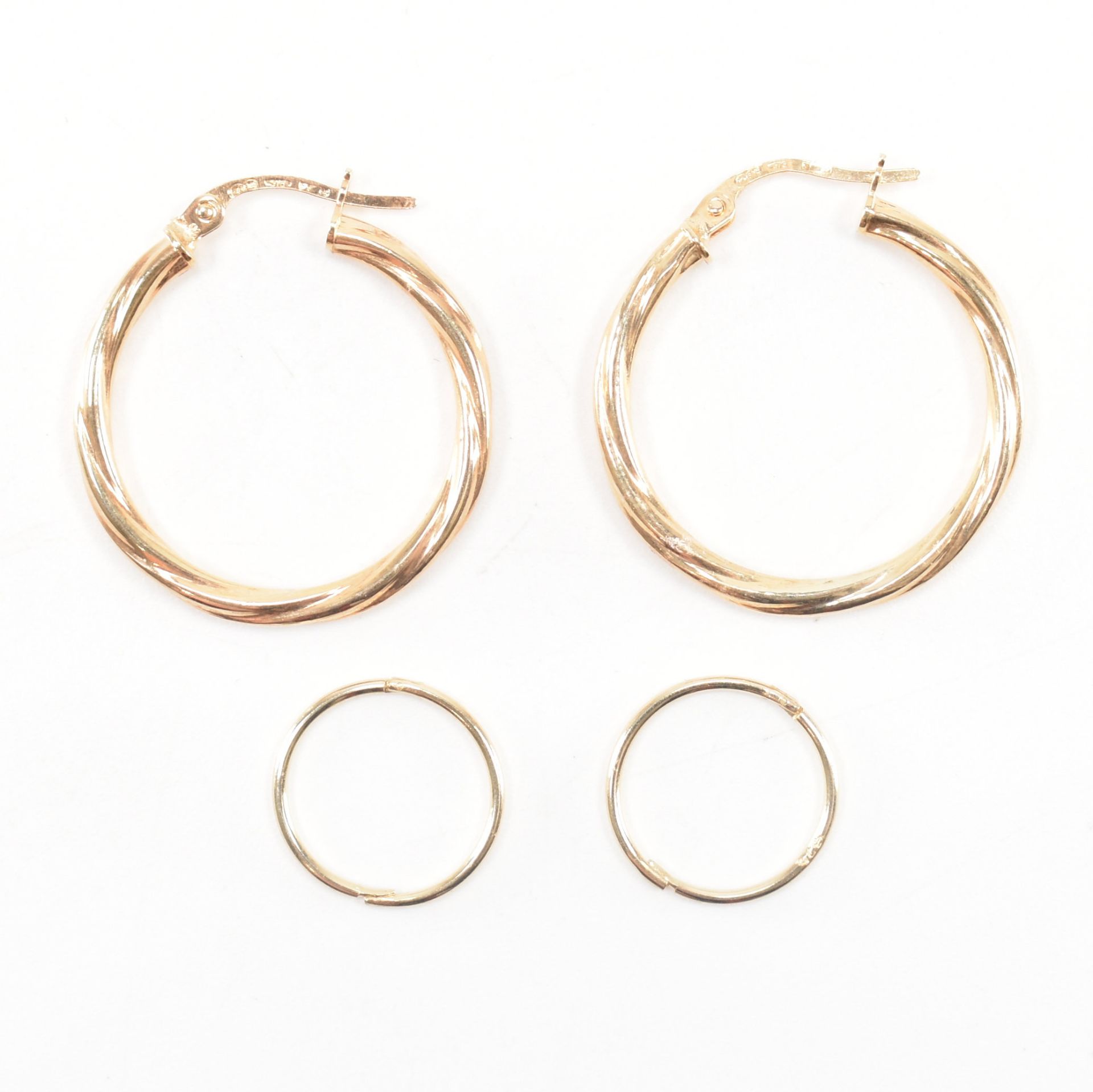 TWO PAIRS OF GOLD HOOP EARRINGS - Bild 2 aus 5