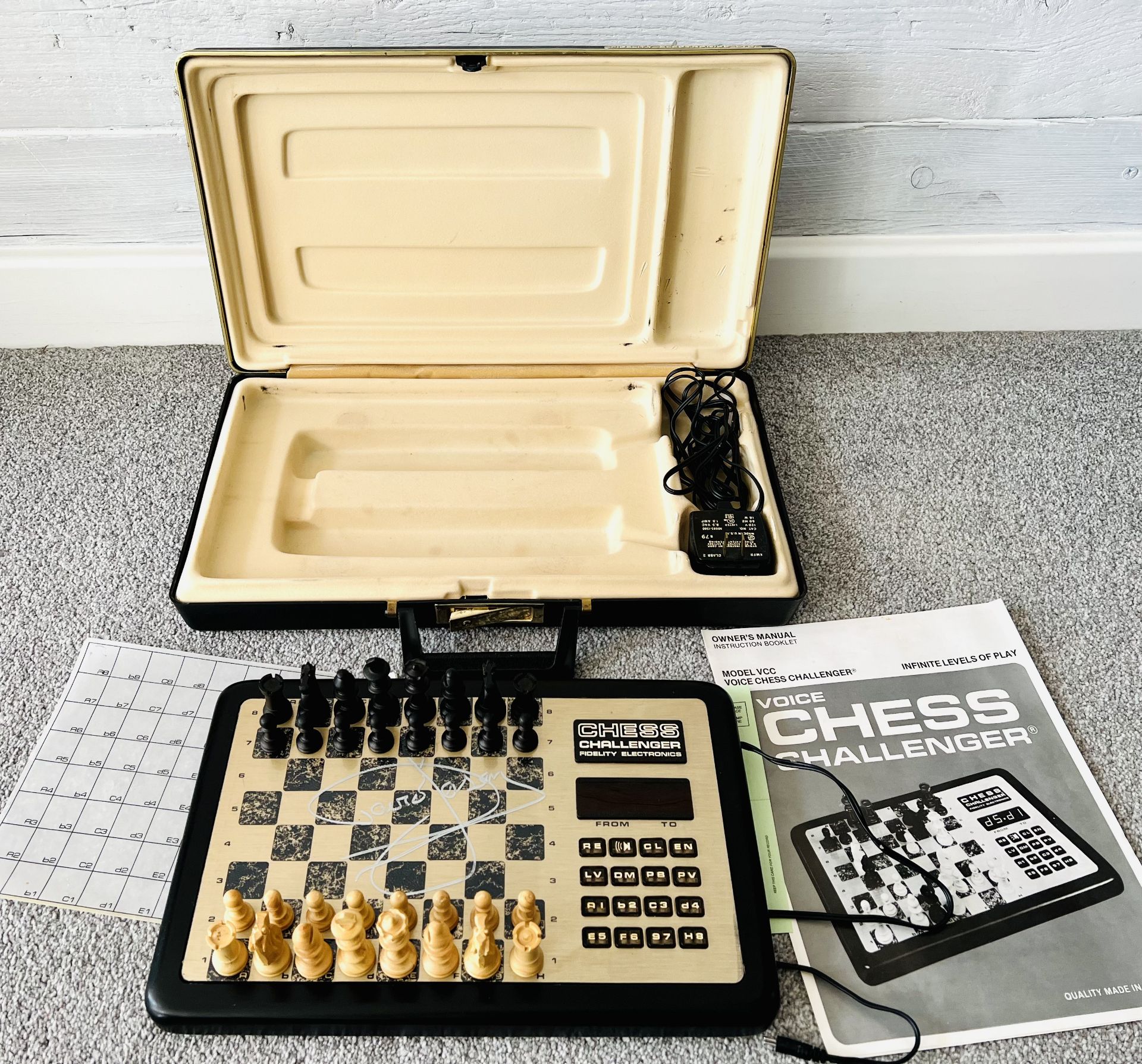 ONLY FOOLS & HORSES - SIR DAVID JASON SIGNED TALKING CHESS GAME - Image 4 of 6