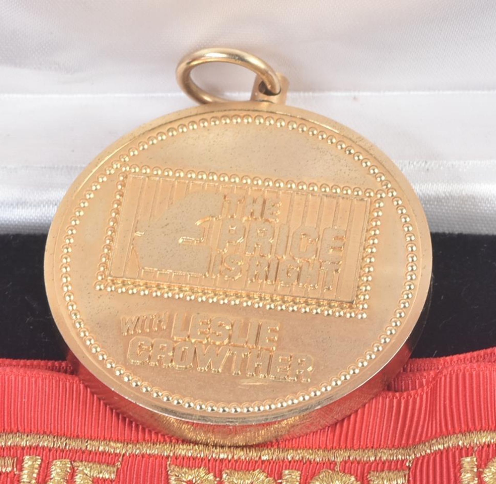 THE PRICE IS RIGHT (1984-1988 GAME SHOW) - ORIGINAL CONTESTANT MEDAL - Image 3 of 6