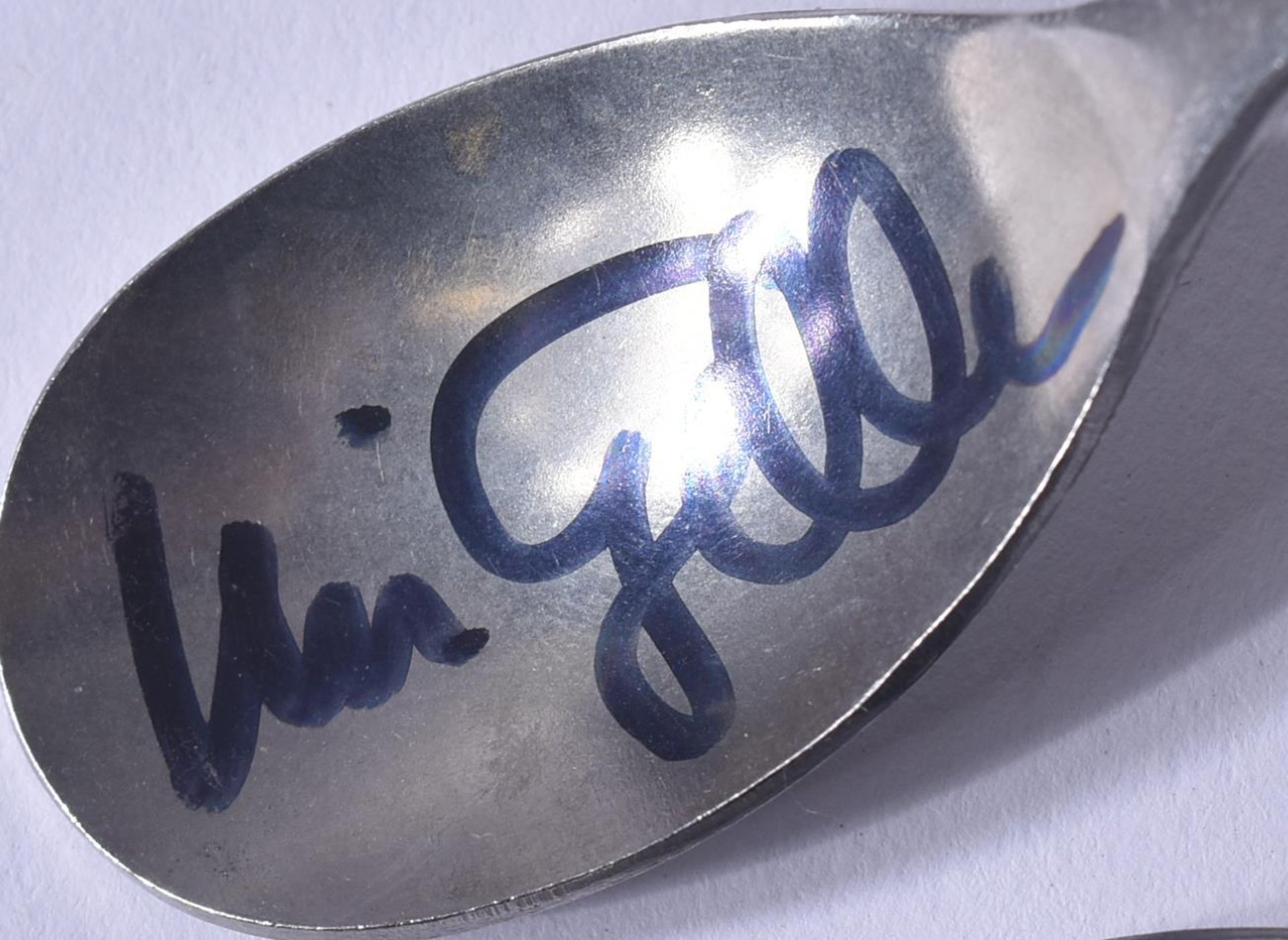 URI GELLER - TWO BRITISH AIRWAYS BENT & SIGNED SPOONS - Bild 3 aus 5