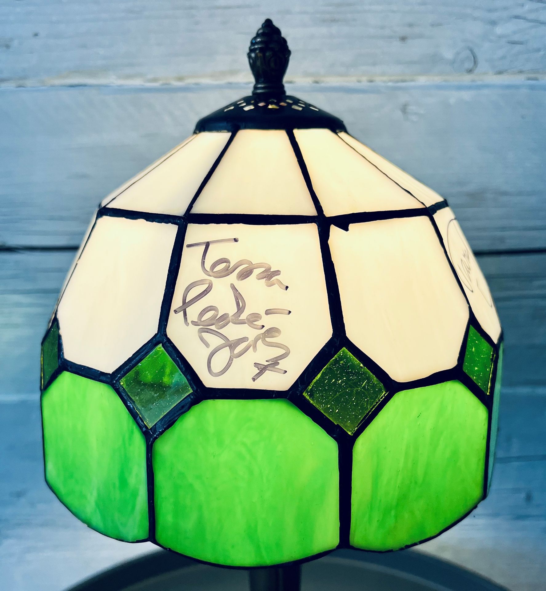 ONLY FOOLS & HORSES - TIFFANY STYLE LAMP FROM THE TROTTER FLAT - SIGNED - Image 3 of 7