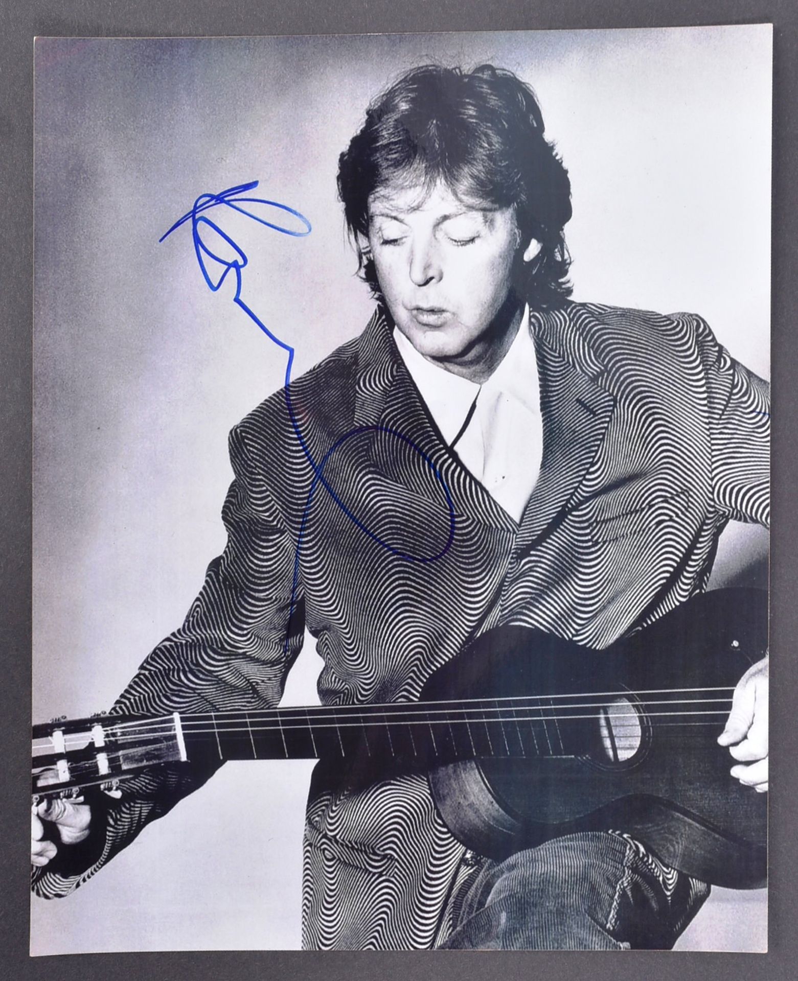 THE BEATLES - SIR PAUL MCCARTNEY - AUTOGRAPHED 8X10" - AFTAL