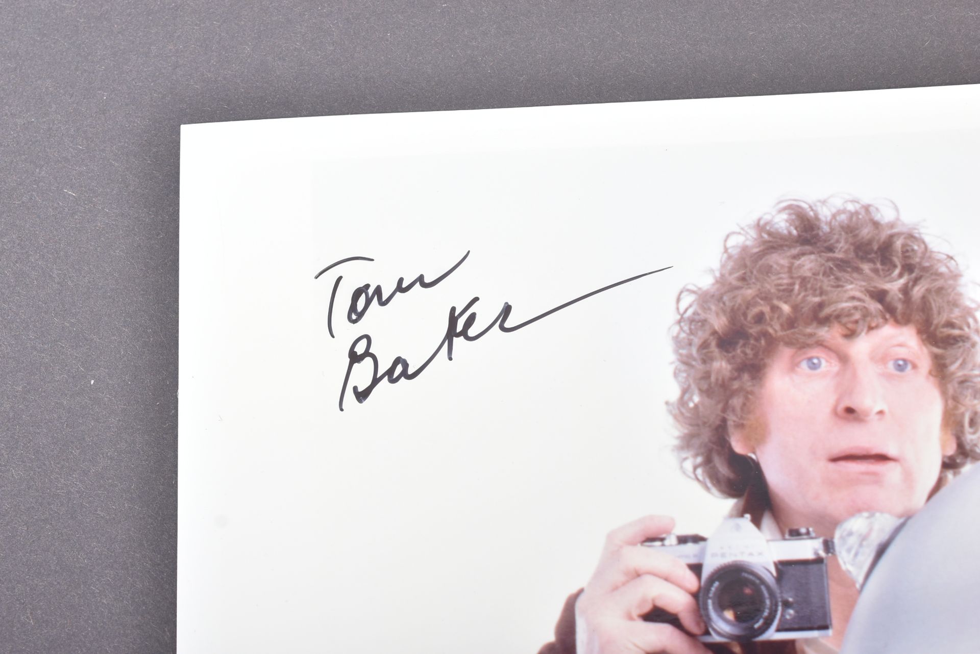 DOCTOR WHO - TOM BAKER - FOURTH DOCTOR - AUTOGRAPHED 8X10" PHOTO - Bild 2 aus 2